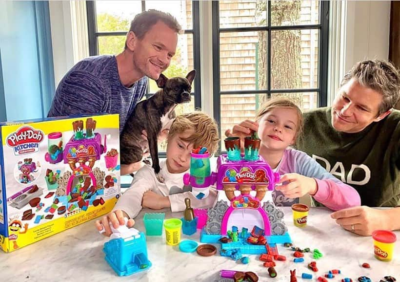 Hasbroさんのインスタグラム写真 - (HasbroInstagram)「#repost #ad @NPH This year, we’re creating family memories that are sure to last WAY longer than our Halloween candy ever did with the new Kitchen Creations Candy Delight Playset from @Playdoh. From Play-Doh gummy bears and chocolate bars to pretend peanut butter cups – we’re cranking out everything we’ll need to enjoy a “sweet” Halloween this year. Share your best Play-Doh candy creations using #SweetParents – we want to see how you’re celebrating the holiday with your family! #ad @hasbro @playdoh」10月31日 6時33分 - hasbro