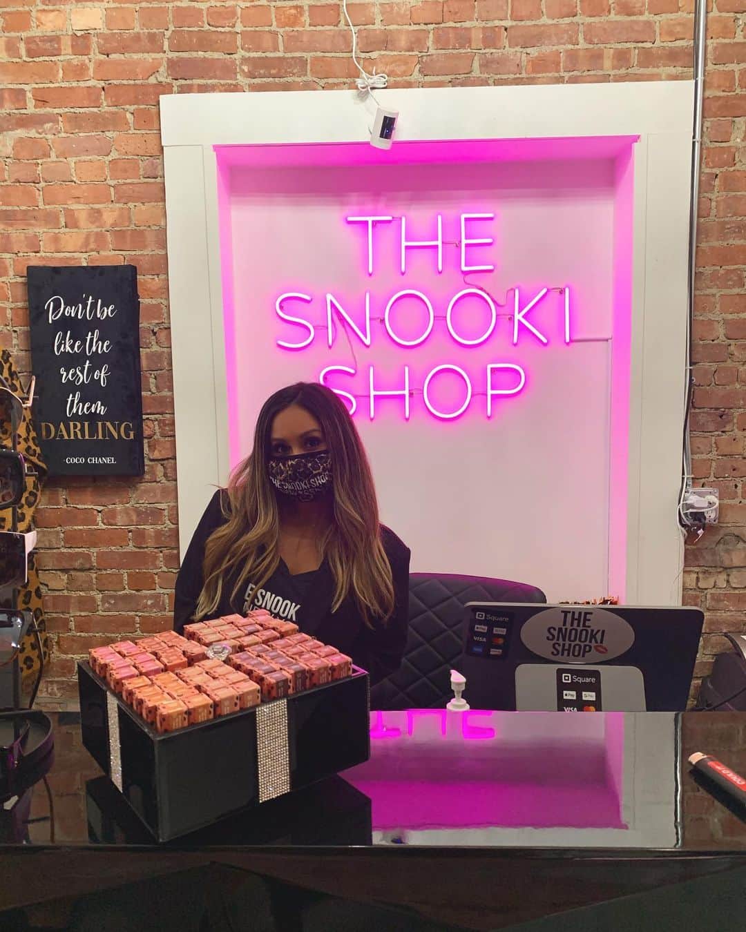 ニコール・ ポリッツィのインスタグラム：「@thesnookishop Shop #2 🔥🔥 #thesnookishop GRAND OPENING SUNDAY, NOV 1 💋💋」