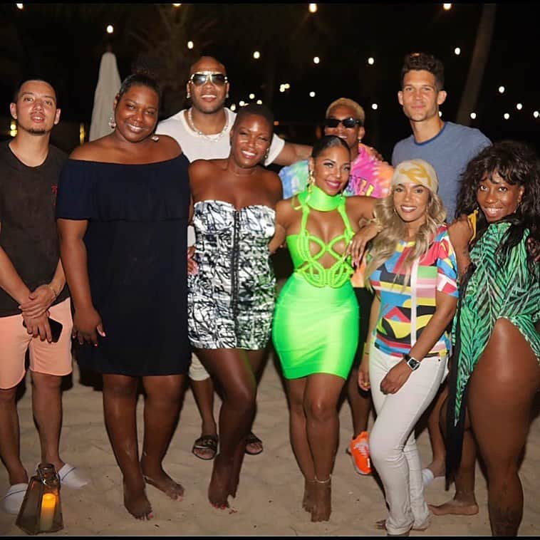アシャンティのインスタグラム：「Some of the bday squad 🎉🌴」