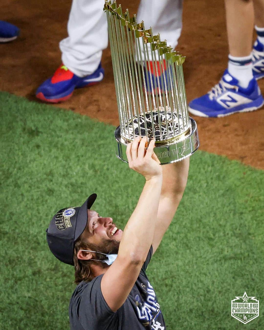 Los Angeles Dodgersさんのインスタグラム写真 - (Los Angeles DodgersInstagram)「That Champ feeling.」10月31日 6時45分 - dodgers