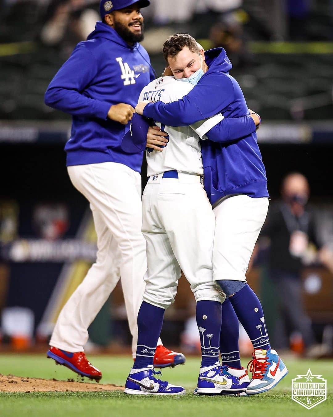 Los Angeles Dodgersさんのインスタグラム写真 - (Los Angeles DodgersInstagram)「That Champ feeling.」10月31日 6時45分 - dodgers