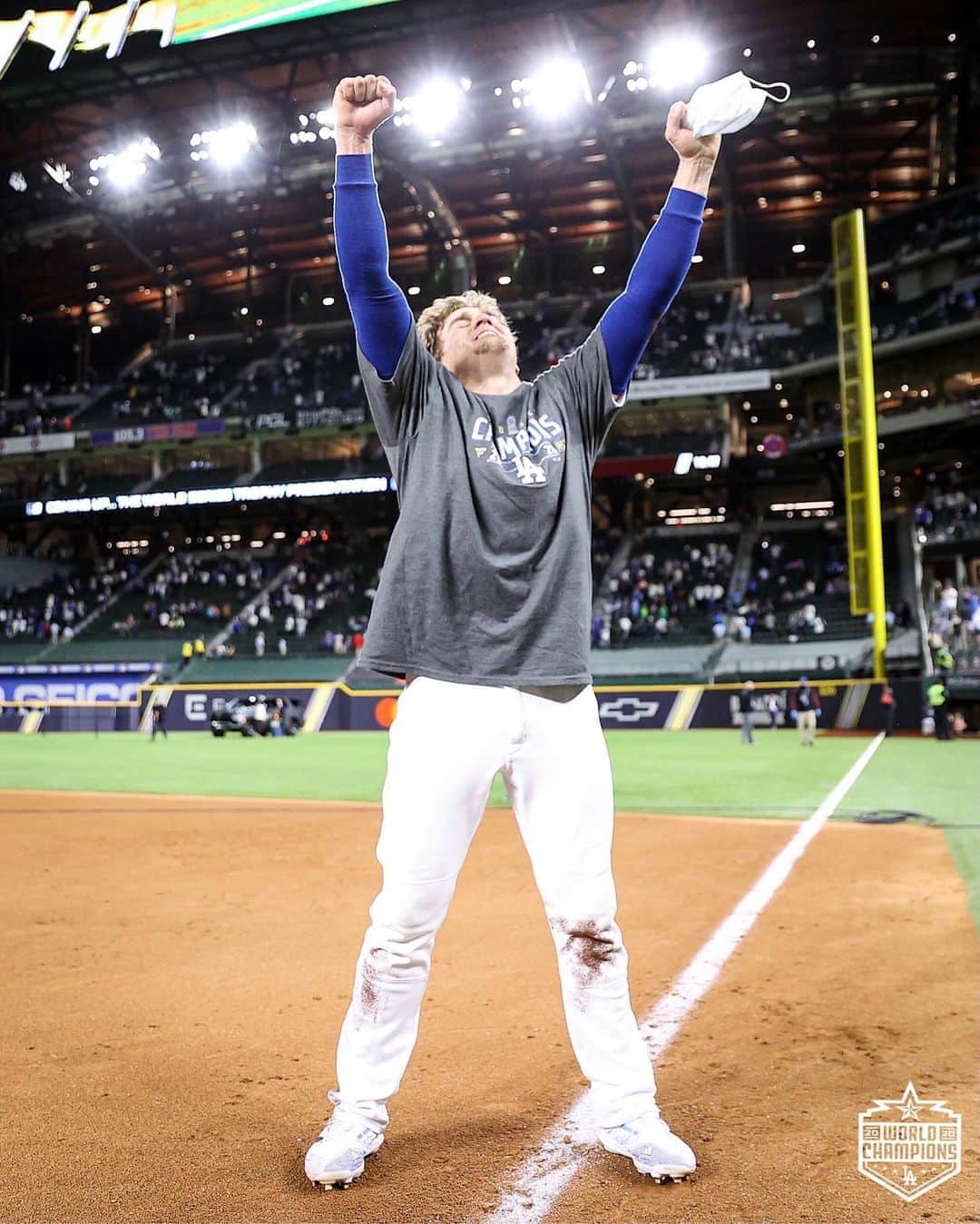 Los Angeles Dodgersさんのインスタグラム写真 - (Los Angeles DodgersInstagram)「That Champ feeling.」10月31日 6時45分 - dodgers