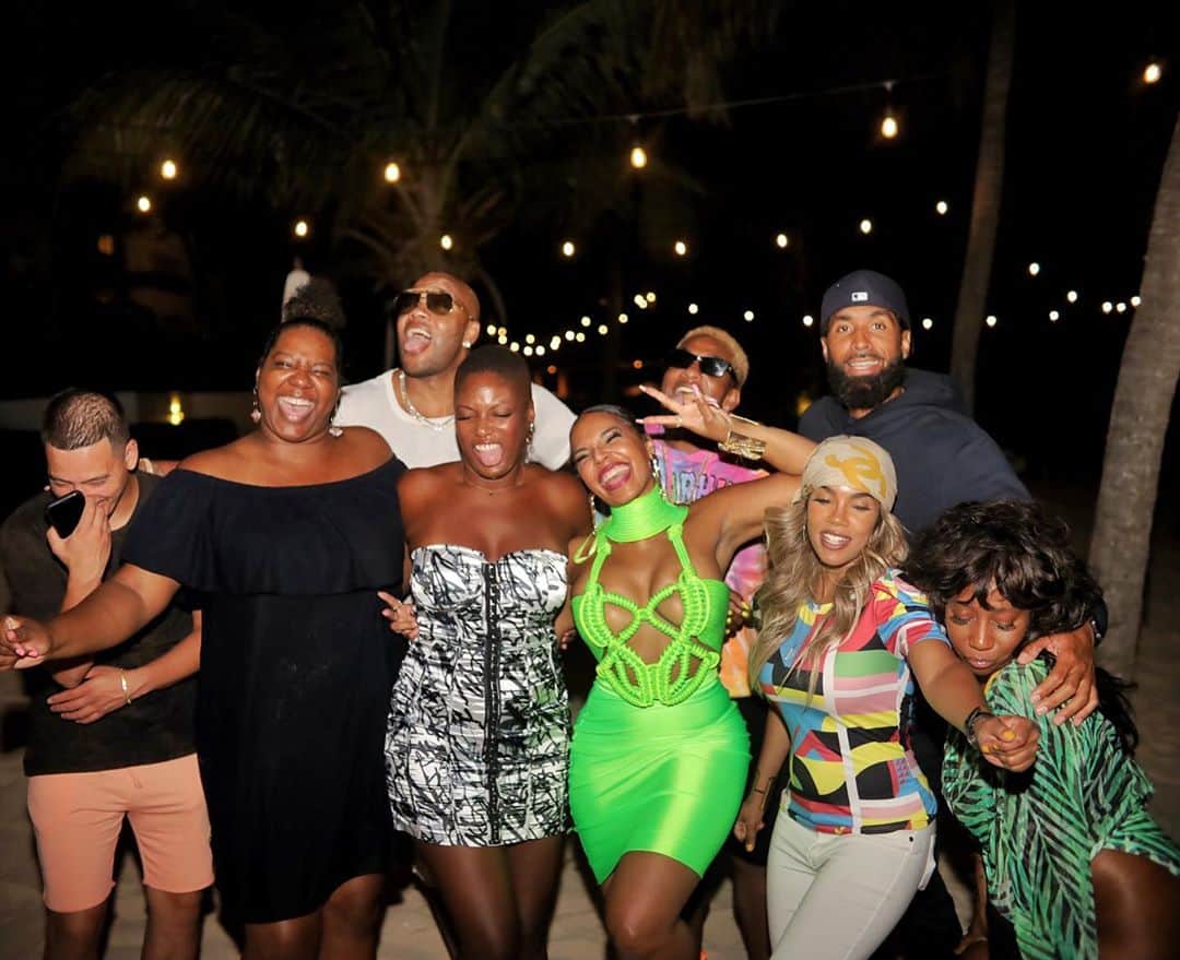 アシャンティのインスタグラム：「An “tiga” nights 🤣🌴」