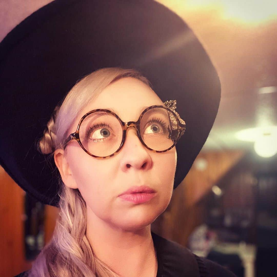 サイモンとマルティナさんのインスタグラム写真 - (サイモンとマルティナInstagram)「Happy Halloween weekend 🎃 Dug into my closet to put together this easy #boo2covid costume look: the Modern Witch 🧹🧏🏼‍♀️ Get extra witchy by equipping that one hipster hat that we all have in our closest, but-never-wear-it-out -enough...but absolutely try it on and go...hmmm.... hmm nope not today.  Well.  NOW IS THE TIME YA’Ll! Halloween is the perfect excuse to dust off a favourite hat and transform~ 🤠 Cook dinner! Grocery Shop! Order drive through! Brush your teeth! You can wear it many places and it’ll inject some Halloween spirit and smiles into you💉🧡Also, I’m enjoying my new favourite look during covid times: a bold stick on face tattoo that can peak out over your mask, cute and practical. Saving tons of money on💄😂」10月31日 6時58分 - eatyourkimchi