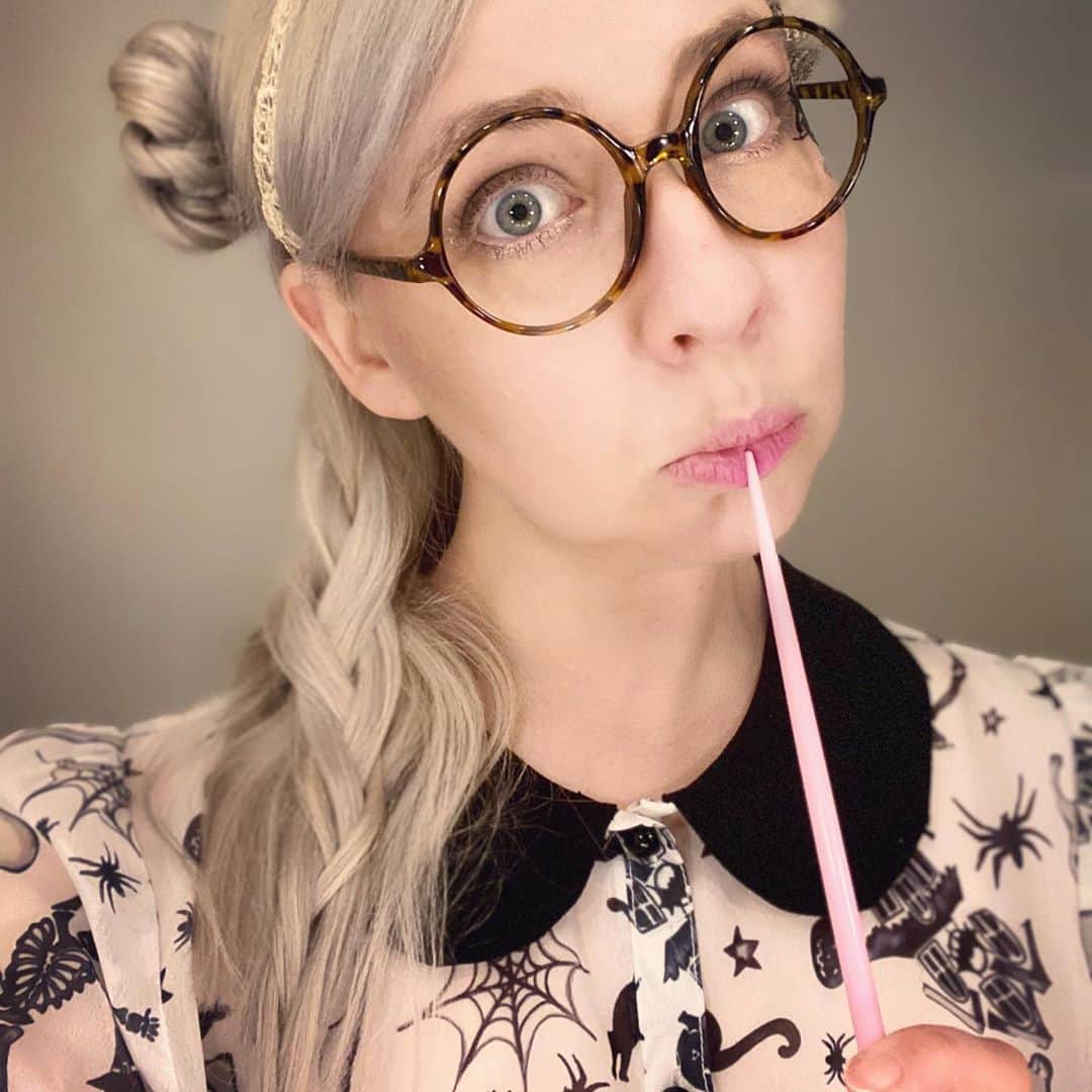サイモンとマルティナのインスタグラム：「Happy Halloween weekend 🎃 Dug into my closet to put together this easy #boo2covid costume look: the Modern Witch 🧹🧏🏼‍♀️ Get extra witchy by equipping that one hipster hat that we all have in our closest, but-never-wear-it-out -enough...but absolutely try it on and go...hmmm.... hmm nope not today.  Well.  NOW IS THE TIME YA’Ll! Halloween is the perfect excuse to dust off a favourite hat and transform~ 🤠 Cook dinner! Grocery Shop! Order drive through! Brush your teeth! You can wear it many places and it’ll inject some Halloween spirit and smiles into you💉🧡Also, I’m enjoying my new favourite look during covid times: a bold stick on face tattoo that can peak out over your mask, cute and practical. Saving tons of money on💄😂」