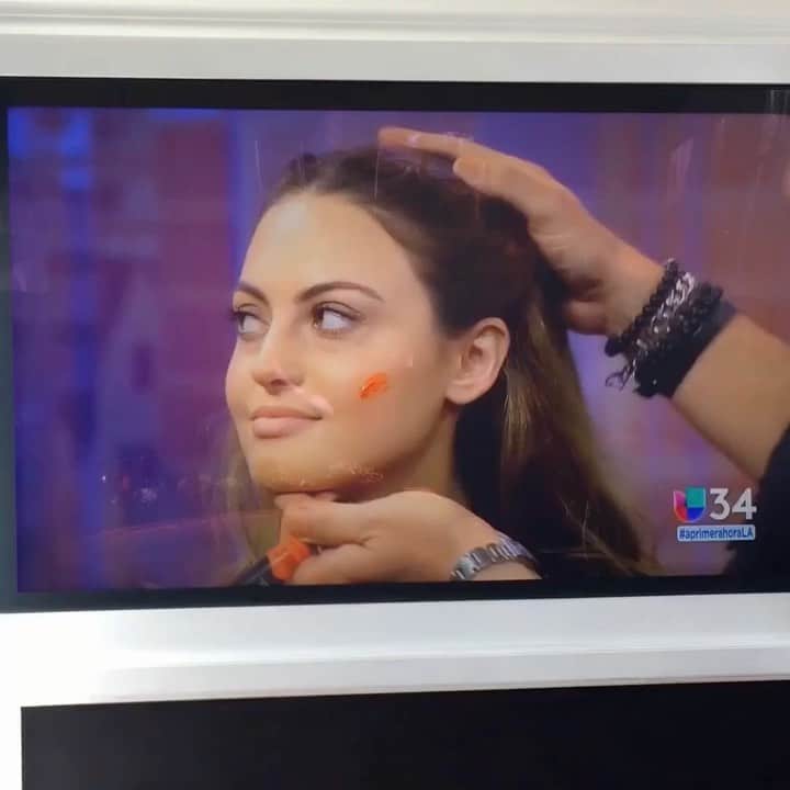 トゥルー・ミューレンのインスタグラム：「Should have taken Spanish 🤣 @univision @luiscascomakeup」