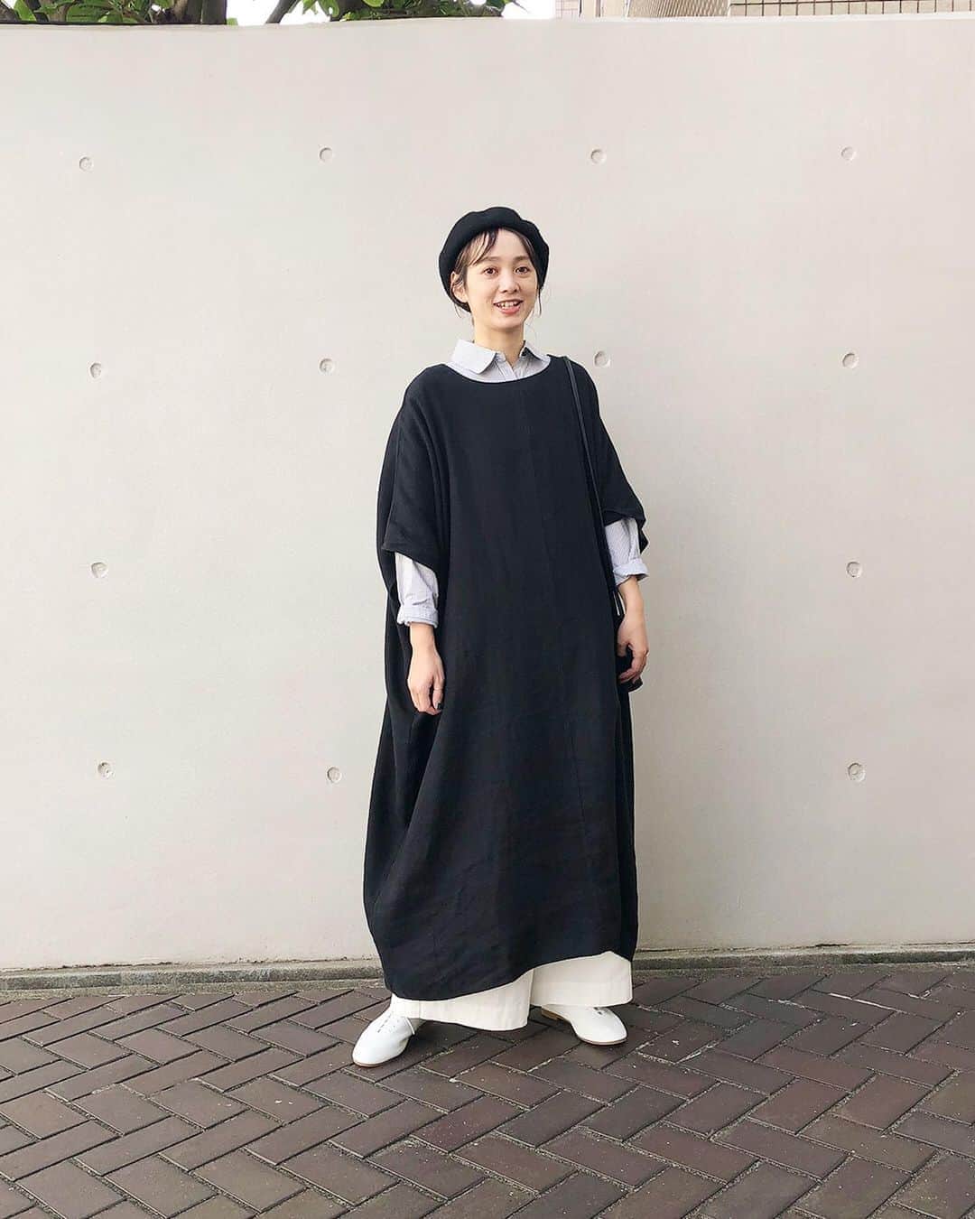 のインスタグラム：「ナチュランのスタッフが「ふわふわリネン起毛のダブルボタンコート」と「ポンチョワンピース」を着用してご紹介します。﻿ ﻿ ﻿ 《スタッフ身長：162㎝》﻿﻿ ﻿ -----------﻿ ■リネン起毛ポンチョワンピース﻿ (A・杢ブルー)[MTO-2A47-0916-A]﻿ (B・ブラック)[MTO-2A47-0916-B]﻿ 手を広げると用尺たっぷりのモモンガのような四角いシルエットが特徴的。﻿ 落ち感のあるリネン生地ならではの自然なドレープが着こなしに立体感を加えます。﻿ 動くたびふんわりと広がるシルエットが女性らしい印象に。おうちで手洗いができ、洗うほどにくったりと優しく肌に馴染んでいきます。﻿ ﻿ ﻿ -----------﻿ ■リネン起毛ダブルボタンノーカラーコート[MTO-2A47-0917-B]﻿ リネン素材に起毛と洗いをほどこした、ふんわりとしたやさしい肌ざわりの素材が特徴的。﻿ 裏地がなく軽いのでコートワンピース代わりに使えるはおりです。﻿ 共布のくるみボタンと、トレンチコートのような大きなアンブレラヨークが新鮮。﻿ さらっとラフにはおるだけでおしゃれが決まります。﻿ ﻿ ﻿ ﻿ - - - - - - -﻿ 他にもいろいろ、ナチュランのスタッフが試着してご紹介しています。﻿ ハッシュタグ　#ナチュランのスタッフ着用　からご覧いただけます。﻿ ぜひチェックしてみてくださいね。﻿ - - - - - - -﻿ ﻿ ﻿ ------------------------------﻿ ▶️お買いものは写真内のタグをタップしてくださいね。またはプロフィールからもナチュランへリンクしています。→@natulan_official﻿ ﻿ ▶️写真内のタグは、販売中でも消えている場合がございます。ぜひ、ナチュランの検索窓から、注文番号又は商品名を、検索してみてくださいね。﻿ ﻿ ▶️プロフィール画面では、季節のおすすめ商品や、再入荷情報をご紹介しています。ぜひ、ご覧くださいませ。→@natulan_official﻿ ﻿ -----------﻿ #lifewear #fashion #今日のコーデ #コーディネート #ファッション #ナチュラル #ナチュラン #natulan #日々の暮らし #暮らしを楽しむ #シンプルライフ #シンプルコーデ #大人女子 #大人コーデ #ナチュラルコーデ #andyarn #yarn #オリジナル #アンドヤーン #ワンピース #コート #秋コーデ #大人カジュアル #冬コーデ #リラックスコーデ #リネン #起毛 #ナチュランのスタッフ着用　#natulan_official」