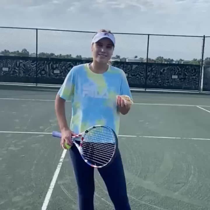 ソフィア・ケニンのインスタグラム：「So here is my Old El Paso #MessFreeChallenge. Thanks @geniebouchard for the nomination. Your turn @iga.swiatek I challenge you do better.   For this challenge, I’m teaming up with @oldelpaso to donate to @feedingamerica to provide the equivalent of 10,000 meals for families in the US. Proud to join all my fellow tennis players in this #MessFreeChallenge movement started by @k1ngKyrg1os that has helped feed several thousands of families around the world.   Give the #MessFreeChallenge a try and see what tricks you can do while eating an Old El Paso Tortilla Bowl.   #sponsored」