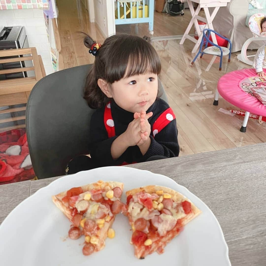 吉村美樹さんのインスタグラム写真 - (吉村美樹Instagram)「はやくピザを食べたい我が家のミニーちゃん🍕♥（笑）おしりのしっぽは、前日の夜に娘にリクエストされて、慌てて作ってつけました（笑）しっぽをつけた途端に、衣装が気に入ったようで着てくれてほっ。トリック・オア・トリート〜🍭 ハッピーハロウィン🎃 #おうちハロウィン #お家ハロウィン #ハロウィンパーティー #ピザパーティー #ハロウィン #halloween #2歳8ヶ月 #お友達 #🎃 #手作り衣装 #コスト削減 #いただきます #ハッピーハロウィン #ミニーマウス #お外大好き #🍕 #トリック・オア・トリート #trickortreat」10月31日 7時04分 - yoshimuramiki0911