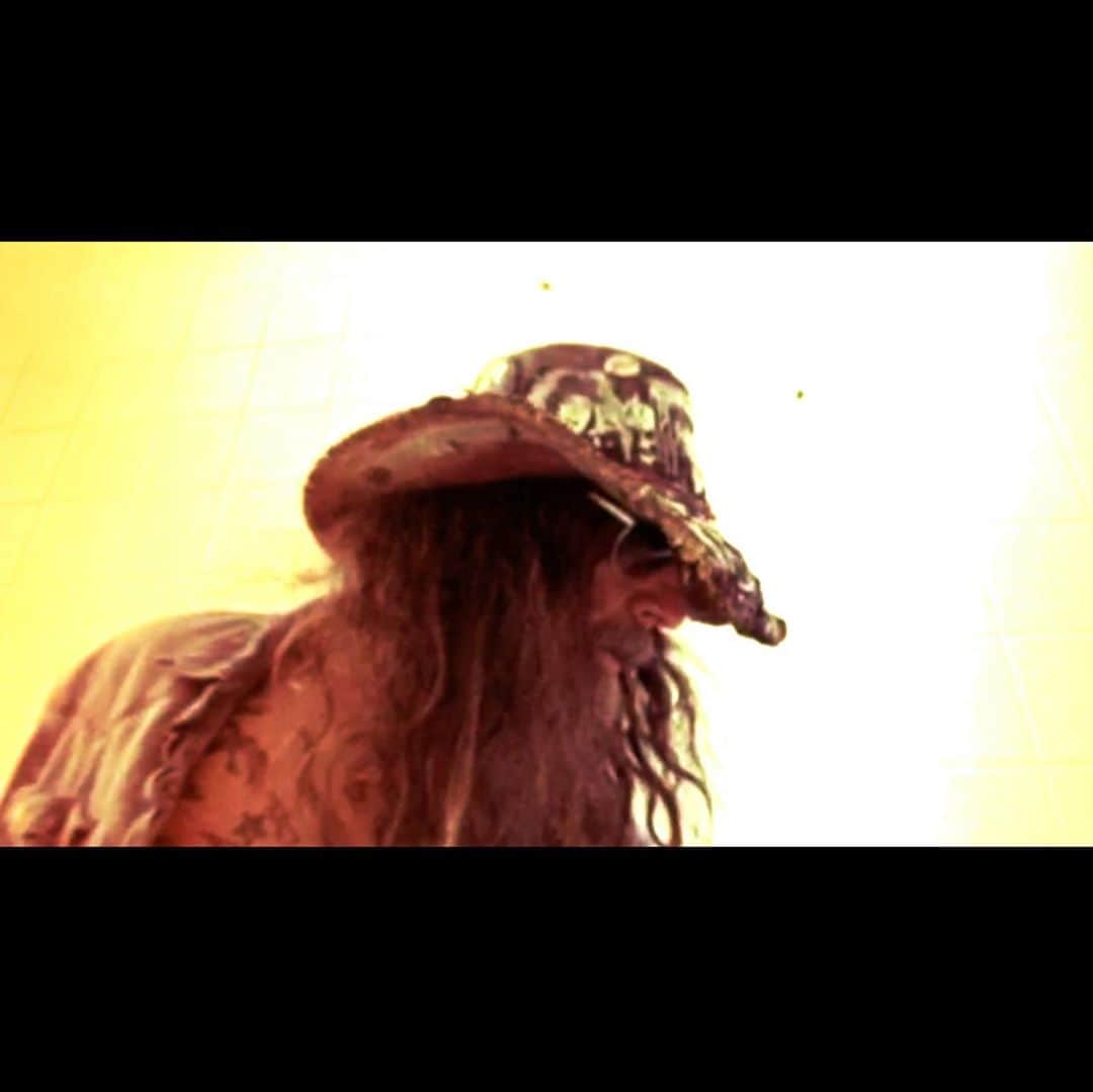 ロブ・ゾンビのインスタグラム：「The new video is now live!! See THE TRIUMPH OF KING FREAK: a crypt of preservation and superstition! 💀 LINK IN PROFILE 💀or go to : https://nblast.de/RZ-TToKF-YT  #robzombie #johnfive #piggyd #gingerfish #kingfreak #newzombiemusic」