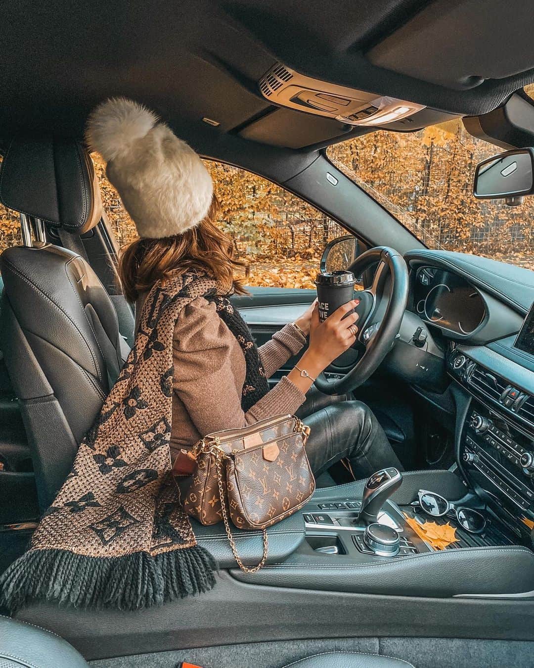 バーボラ・コディトヴァのインスタグラム：「Roadtripping by car became our new flying 🍂 thanks to the car insurance by @freeyou_ag are our travels always safe and covered. They have different plans for all needs and all budgets! 🚘 #advertisement」