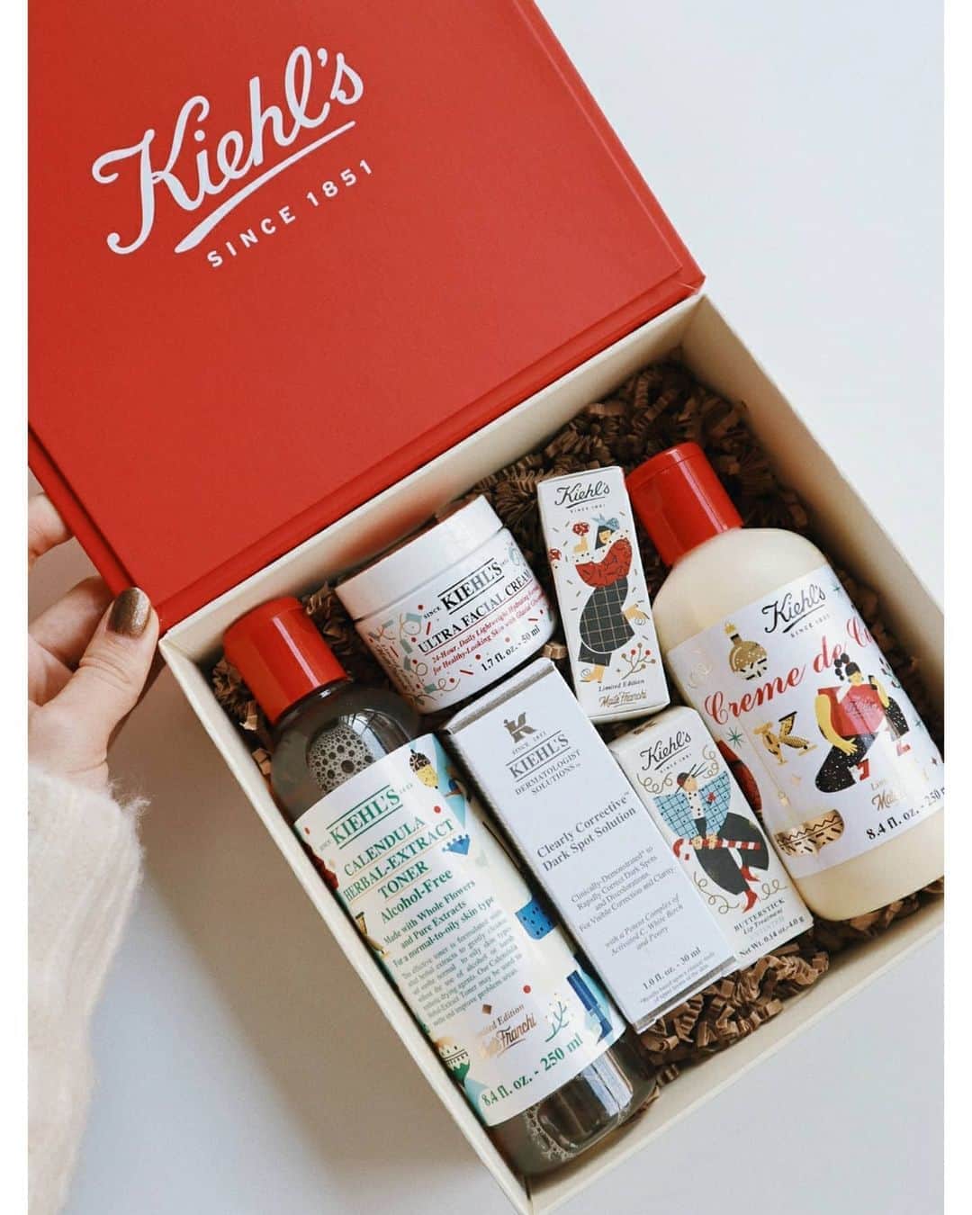 伊原葵さんのインスタグラム写真 - (伊原葵Instagram)「Special giftbox 🎁 ❤️ . 普段から愛用している @kiehlsjp  のアイテムを詰め合わせたスペシャルギフトボックスを作って頂きました～🤤✨ ホリデイ仕様でパッケージもとってもかわいい～🎄🎅 どれもお気に入りなんだけど、特に医薬部外品の透明美容液とクリームUFCは何度もリピートしててオススメだよー☝️ 医薬部外品の透明美容液は、ほんと使い続けると透明感、みずみずしい肌になって、クリームUFCは乾燥するこの季節にマストアイテム☝️ ボディークリームも保湿力が高くて毎年冬になると欠かせない◎ . そして、今回なんと！！ このスペシャルギフトボックスを 日頃の感謝を込めてみなさんに抽選でプレゼントさせて頂きます～🥰❤️ . 応募方法はこのわたしの投稿に #キールズホリデイ2020 のハッシュタグと合わせてコメントをして頂いた方の中から抽選で5名様の方にプレゼントさせて頂きます🎁 応募期間は、10/30~11/5です♡ 当選者様には後日キールズの公式InstagramアカウントからDMにて連絡がきます✨ . オススメアイテムなので、ぜひ！！ この機会に応募してみてください♡ . #キールズ #キールズホリデイ2020 #PR」10月30日 22時08分 - aoi186