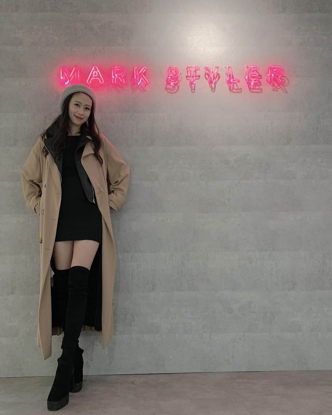 長沼南帆のインスタグラム：「MARK STYLER展示会へ♥️﻿ 可愛すぎて沢山買いました✨春夏が待ち遠しい😚﻿ ﻿ 今日のスタイルも全部MARKSTYLERなの。﻿ ﻿ ワンピース　　　GYDA﻿ ジャケット(BL)　RESEXXY﻿ ジャケット(BG)  MURUA﻿ ブーツ　　　　　EMODA﻿ ﻿帽子　　　　　　RESEXXY ﻿ ﻿ ﻿ ﻿ #黒髪　#黒髪ロング　#rq #レースクイーン　#memory #黒髪ロングストレート　#秋　#秋服　#脚長コーデ　#supergt #スーパーgt ﻿ 　﻿ #markstyler #マークスタイラー　#展示会　#emoda #murua #gyda #resexxy #ss2021 #ootd」