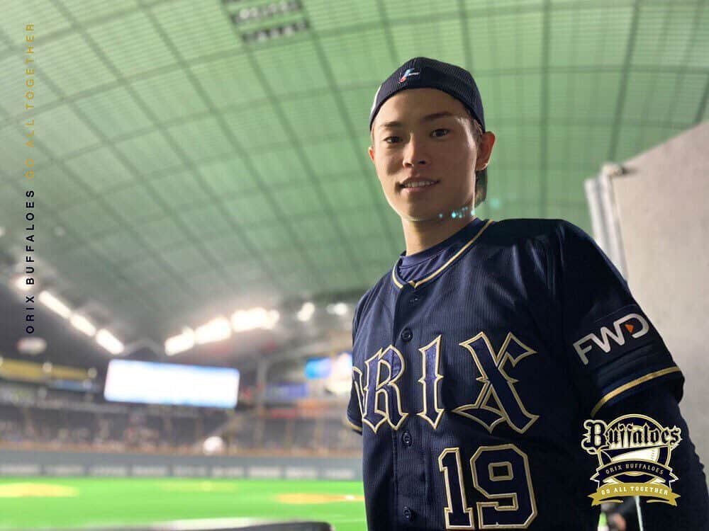 オリックス・バファローズさんのインスタグラム写真 - (オリックス・バファローズInstagram)「◇ 山岡 泰輔 投手 ＜今日のヒーロー！今季初となる完投勝利はチームの連敗を止める9回2失点の快投！！＞ 「いつも長いイニングを投げる時は、点を取ってもらっているんですけど、今日はなんとか1点差を守り切りたいと思って投げていました。 調子自体はよくなかったんですけど、悪いなりに（伏見）寅威さんがいろんな球種を使いながら、うまくリードしてくれました。 （今季初完投について）ここまでケガで出遅れた分、なんとか取り返そうと思っていたんですが、うまくいかなかったので、なんとか今の流れを断ち切りたくて、今日は投げようと決めていました！ ここから残り試合も乗っていけるように、チームも頑張っていきますので、これからも応援よろしくお願いします！」 #山岡泰輔 #完投勝利 #9回128球の熱投 #2失点の好投 #今季4勝目を挙げる #Bs2020 #buffaloes #baseball #ORIX #プロ野球」10月30日 22時09分 - orix_buffaloes