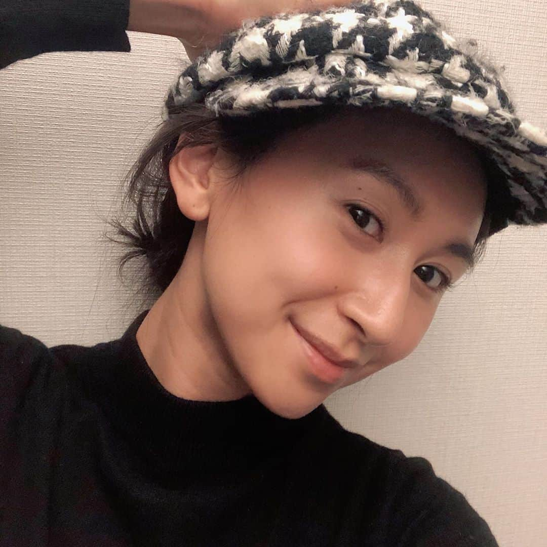 山本まさみさんのインスタグラム写真 - (山本まさみInstagram)「・﻿ ・﻿ 私の秋🍠﻿ ﻿ 一気に朝晩は冷え込み、﻿ 衣替えも全て完了﻿ ﻿ 私の大好きな﻿ 帽子とタートルネックの﻿ 季節がやってきた🌾﻿ ﻿ このキャスケットはお気に入り過ぎて、﻿ かれこれ5年の友かな？﻿ ﻿ ルーズに結んだ髪に、﻿ 帽子スタイルがだいすき☺️﻿ ﻿ #キャスケット」10月30日 22時09分 - masami_macho