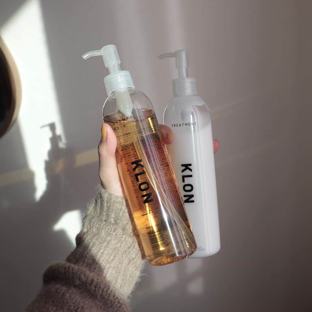 のインスタグラム：「. . KLONのヘアケアアイテムをお試しさせていただきました🌿 . . シャンプーはノンシリコンでさっぱりとした洗い上がり✨ トリートメントは天然由来成分の植物エキス配合で、つるんと指通りなめらかな仕上がりでした。 ヘアオイルは重すぎず軽すぎないちょうどいい使い心地で髪に艶を与えてくれる✨ . ユニセックスで使えるグリーンフォレストの香りも気に入っています🌿 . . . . @klon_klon_klon  #klon #klonstyle #shampoo #treatment #hairoil #haircare」