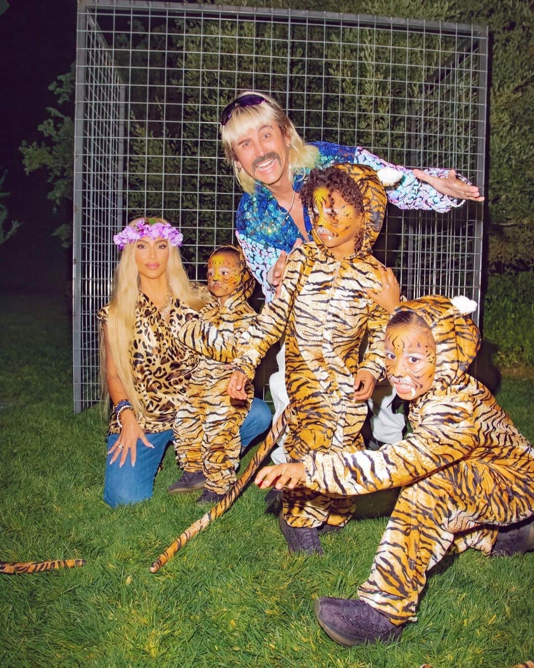 キム・カーダシアンさんのインスタグラム写真 - (キム・カーダシアンInstagram)「Carole Baskin, Joe Exotic and our tigers 🐅 #Halloween2020」10月30日 22時11分 - kimkardashian