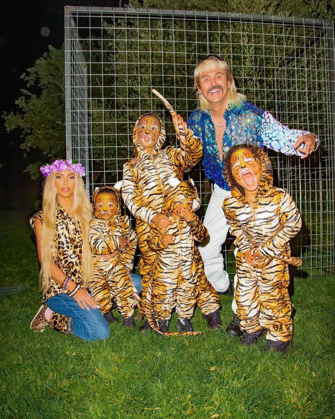 キム・カーダシアンさんのインスタグラム写真 - (キム・カーダシアンInstagram)「Carole Baskin, Joe Exotic and our tigers 🐅 #Halloween2020」10月30日 22時11分 - kimkardashian