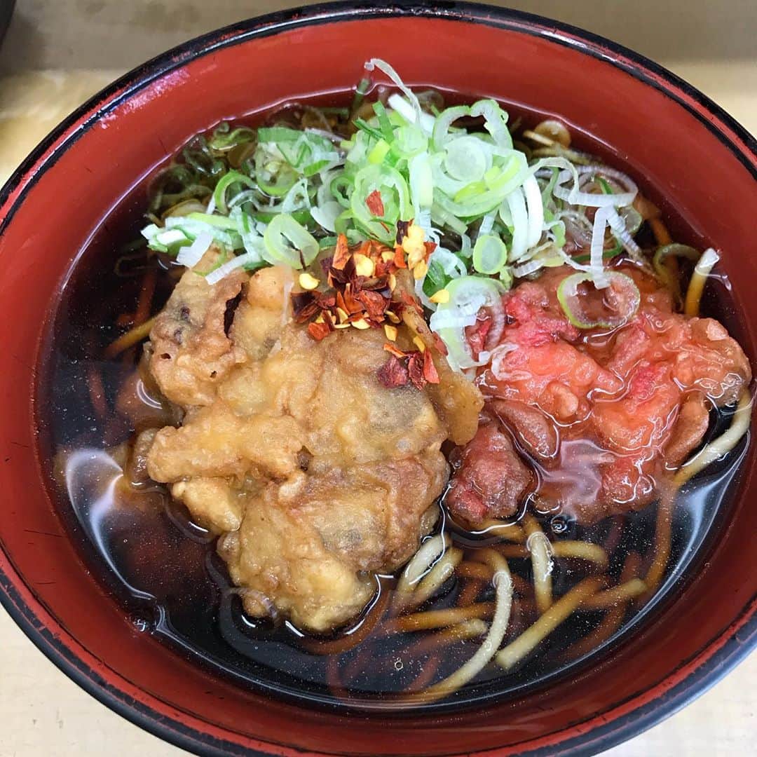 のインスタグラム：「六文そば  朝の6時からやっているので三駅分を歩いてイカゲソ蕎麦を食べにいったりします 美味しいよ」