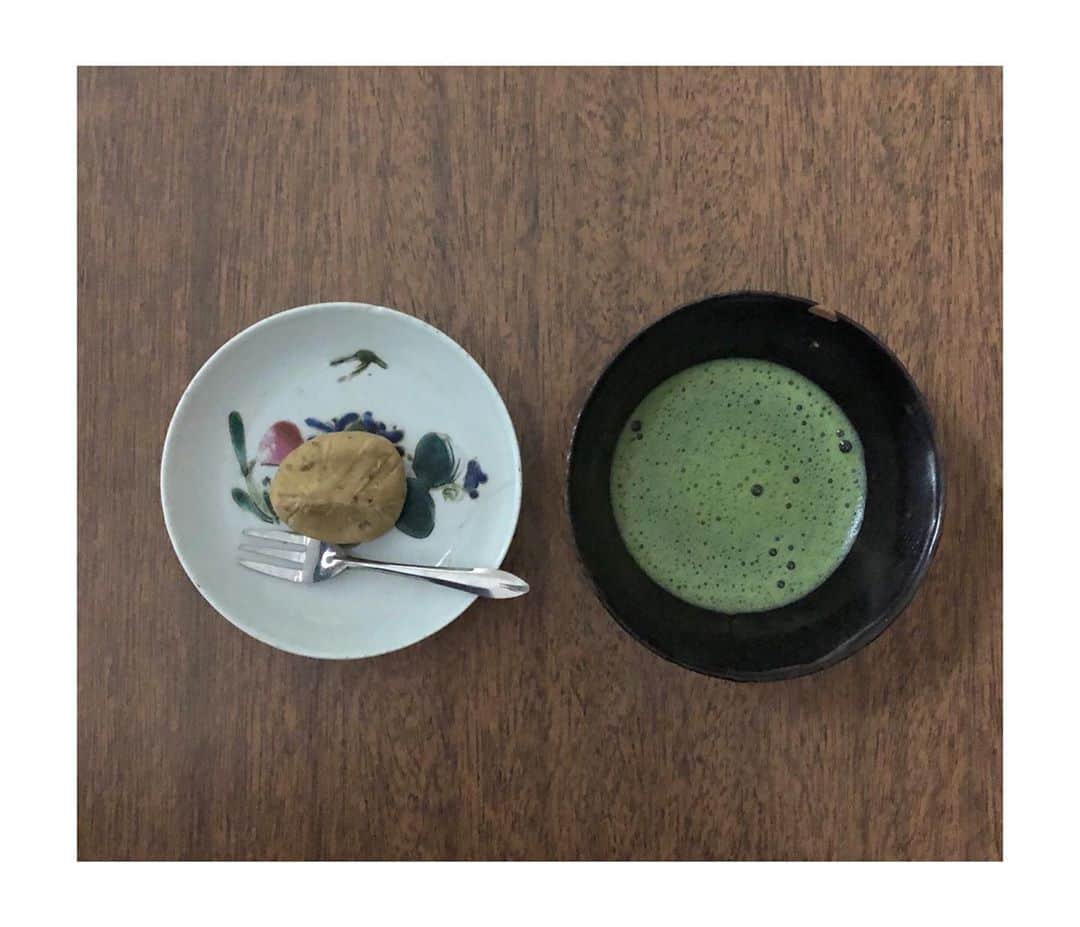 井山三希子さんのインスタグラム写真 - (井山三希子Instagram)「練習終わり 和菓子と抹茶が美味しい ・ 虎屋の栗粉餅は明日まで 今年は一度も食べていない…」10月30日 22時16分 - nikoyagi