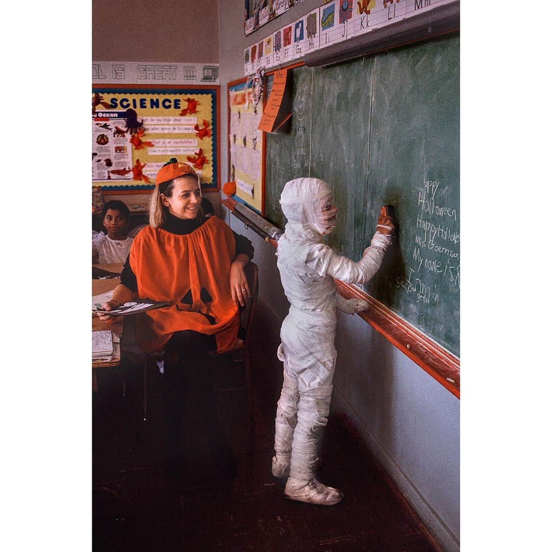 スティーブ・マカリーさんのインスタグラム写真 - (スティーブ・マカリーInstagram)「Students dressed up for Halloween at Palisades Charter School, Los Angeles, California, 1992.  #SteveMcCurry #Halloween」10月30日 22時16分 - stevemccurryofficial