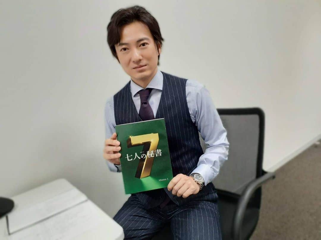 忍成修吾のインスタグラム：「2020/11/05（木）21:00~ テレビ朝日にて『七人の秘書』にゲスト出演させて頂きます📺 いろいろ楽しかったですが、サランさん役のシム・ウンギョンさんとお芝居出来たのは日本の役者さんとはまた違った刺激で面白かったな~。 2枚目の写真はテレビ朝日のスタジオの食堂のテラスで😁 お時間合いましたら。 よろしくお願いしますm(_ _)m」