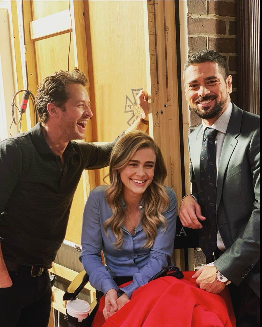 ジョシュア・ダラスのインスタグラム：「What a BO-RING end to week 6 filming @nbcmanifest. Season 3 coming soon to @nbc! #manifest ✈️ 📸 @zstets」