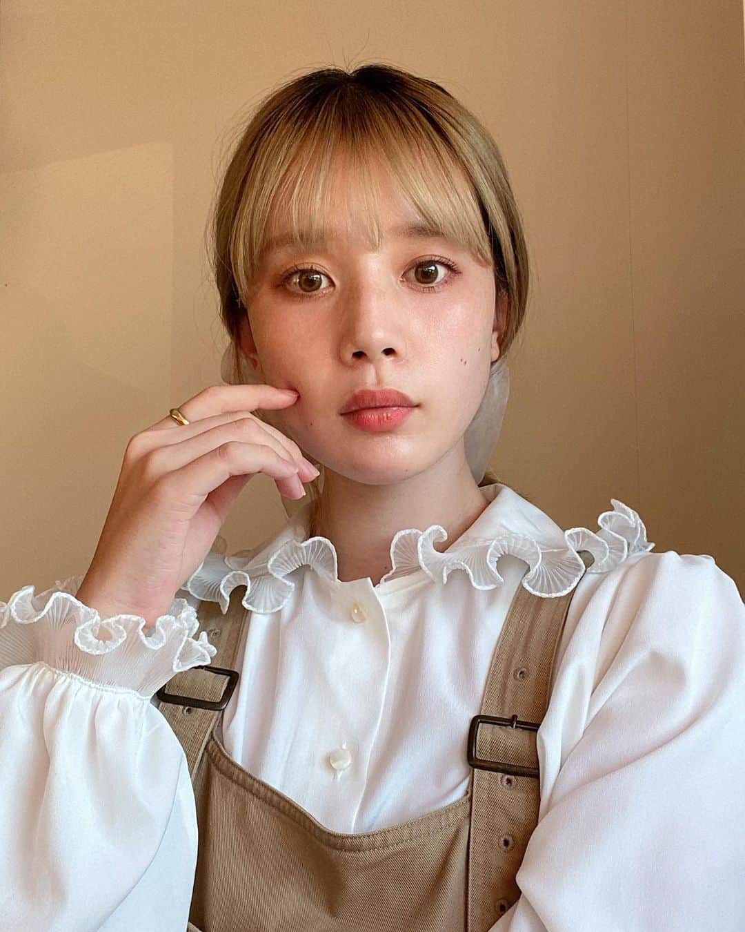 目見田早弥子のインスタグラム：「🌬. 久しぶりに指輪つけた𓍯 ゴツゴツ感とgoldの上品さがお気に入り🤍 @anvorhanden」