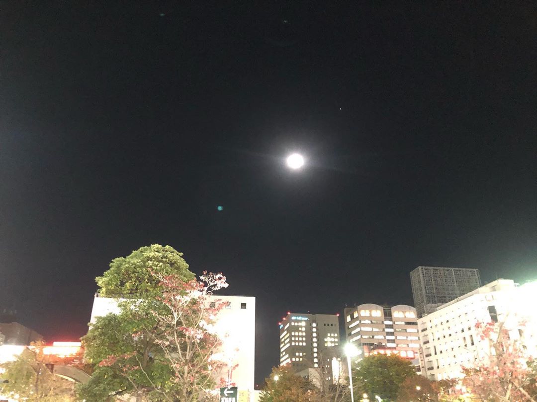 佐野碧さんのインスタグラム写真 - (佐野碧Instagram)「full moon 🌕 . . . #fullmoon #moonlight  #moonstar  #moonlovers  #moonshot  #月明かり　#月歌  #music #singersongwriter  #満月の夜  #満月  #空　#夜空  #宇宙　#space #月明かりの下で  #月」10月30日 22時26分 - aoi_sano