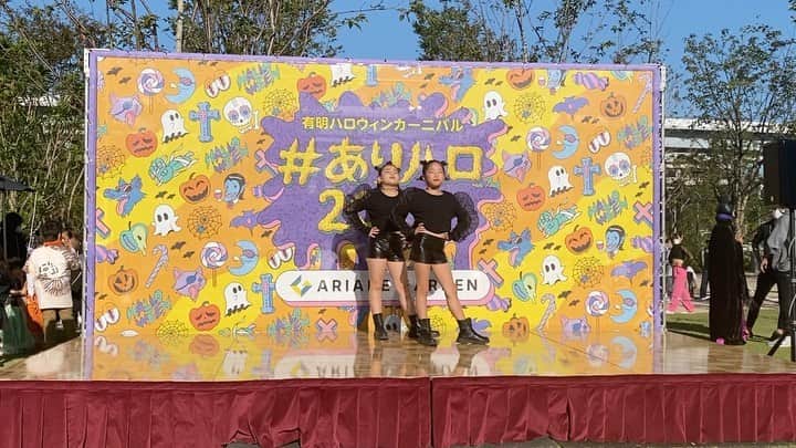 Nazukiのインスタグラム：「🎃Nazkidz Dance Number🎃  ❶Nazkidzから選抜2人ユマルア小学3年生✌️ 今回の為に３回のリハーサルで仕上げました👏🏻 ほんとに今回は厳しくして、リハーサルでも泣いたりして、本番ギリギリまで喝を入れて、2人は挑みました🥺 もう、選抜にもなれば、今までみたいに楽しくダンスだけではなく、スキルやメンタル、表現力などを伝えてきて、特にメンタルは正直伝わらない事だらけで、頭抱えることもあったけど、愛を持って、厳しく教えればいつかわかる時、化ける時がくると信じて教えてきました🥺 1日目は失敗もしたりしたけど、2日目は、もうあとは2人の気合いだと言い続けた結果、ほんと今まで見たことないステージになり感激😭😭😭🥺 信じてきてよかった🥰🥰 ほんと頑張った2人‼️ここからがスタート👍  ❷Nazkidz入ったばかりの3人が加わり、初めてステージ👏🏻 ダンスもまだ初めて2.３ヵ月の子もいたりだったけど、よく振りを覚えて練習してきて、いい顔して踊っていたよ😭😭😭 初めてのステージは、私も小さい頃覚えてるけど、ほんと緊張して熱出て本番に挑んだのを思い出した😭 それだけ、貴重なステージだと思うし、勇気や自信、ダンスを通して、メンタルも強くなったと思う✨  キッズを教えるのも私はすごく難しいと思ってる🥺 ダンスの楽しさを忘れずに、でも楽しいだけでは成り立たないし、スキルアップに、表現力、チーム力、人前に出るというメンタル、そして一番大事な人間力教えていき、トータルして成長していくと思う✨ 結局ダンスはその人自身が出ると思ってる👍  Nazkidz立ち上げて7年くらい経つけど、振り替えるとほんとみんなダンサーとして立派に旅立ってる自慢の生徒が多くて、私は誇らしい✨✨✨ 何より、みんな性格がいい子ばかりで、新しい子が来てもすぐ打ち解ける✌️ そんな可愛い生徒達で私は先生として嬉しい😍😍  #nazkidz #dance #nazuki #dancer #kidsdance #kids #小学生　#キッズダンス #キッズダンスレッスン　#スーパーキッズ  #coreography #ダンスの哲学」