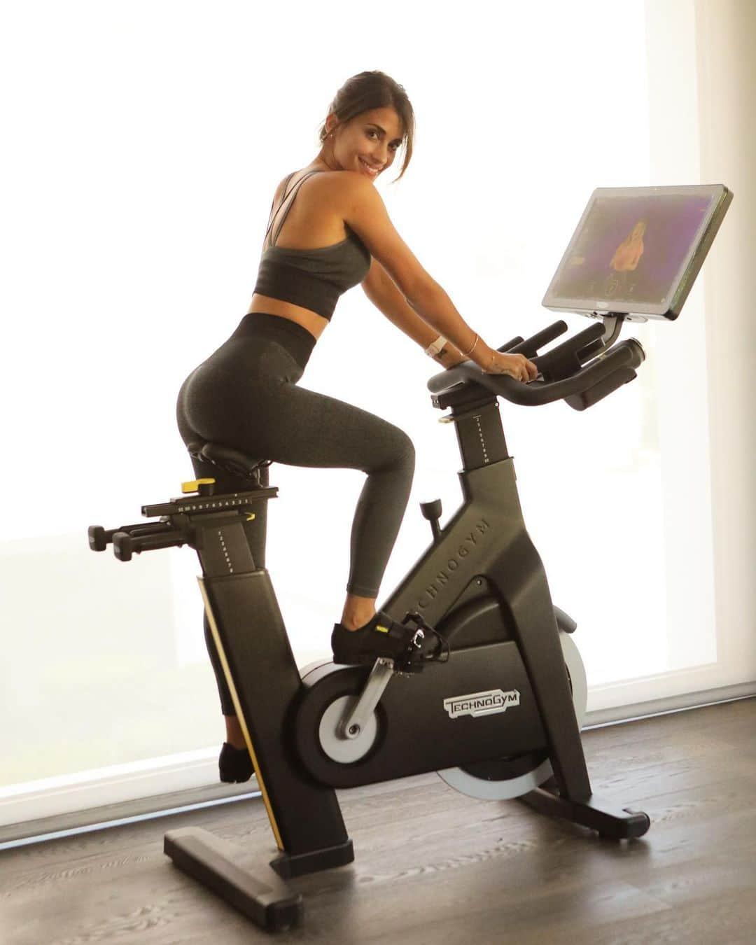 アントネラ・ロクソさんのインスタグラム写真 - (アントネラ・ロクソInstagram)「Despertar ☀️ Pedalear 🚴‍♀️ Disfrutar 💃🏽 Repetir 🔁 Entrenando para alcanzar mis metas con la nueva Technogym Bike @technogym  . . #trainwithtechnogym #technogymbike #precisiontraining #ad」10月30日 22時33分 - antonelaroccuzzo