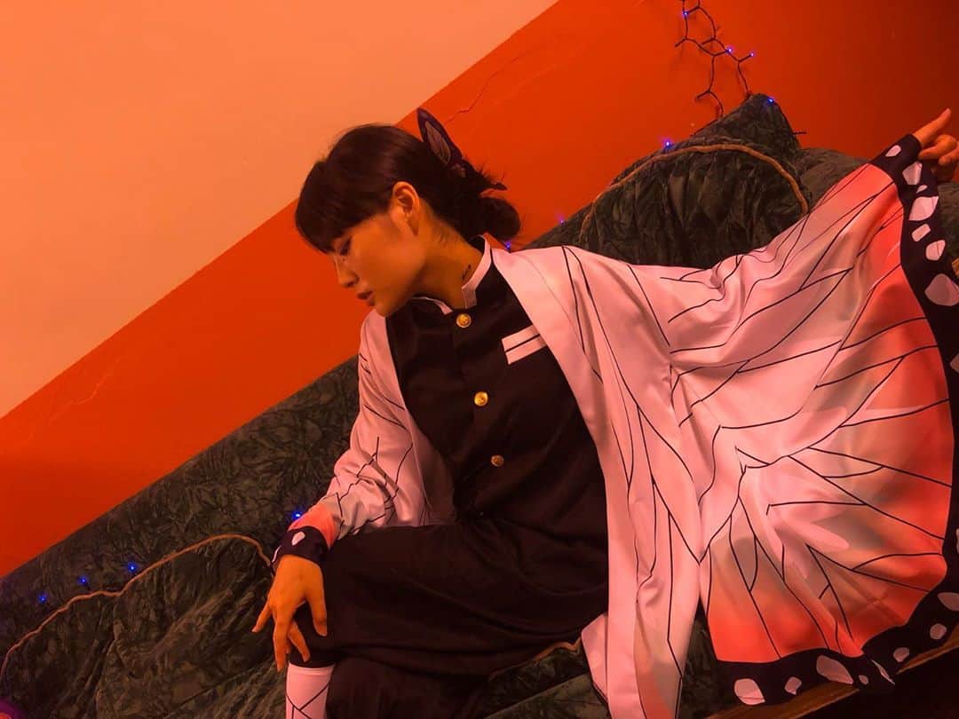 新野彩乃のインスタグラム：「🎃Halloween Costume part①🎃 . ▶︎▶︎鬼殺隊蟲柱🦋🟪胡蝶しのぶ🟪🦋 . . 2回目だけど何度着ても可愛いこの羽織〜🥺映画はまだ観てないですが。笑 次は無一郎くんと伊黒さんにチャレンジする(予定) 是非どなたかコラボしましょう💜w . . #dancer #vogue #voguer #voguedance #Halloween #happyhalloween #halloweencostume #halloweenmakeup #halloweenparty #cosplay #halloweencosplay #鬼殺隊 #鬼滅の刃 #コスプレ #胡蝶しのぶ #胡蝶しのぶコスプレ #アニメ #demomslayer #nagoya #japanese #japanesegirl #japanesewoman #asianbeauty #HIKARIfamily #instagood #instalike #ootd #ootdfashion #makeup #fashion」