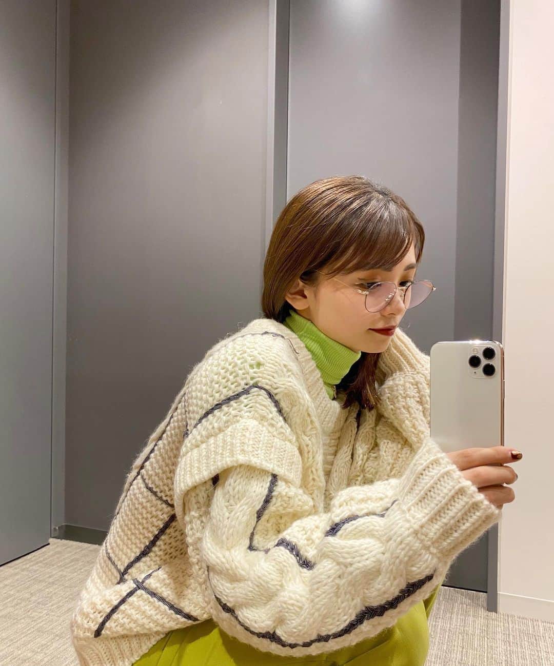 足立佳奈のインスタグラム：「今日はリハーサルしてたよっ 明日は、ハロウィンLIVEだねー🎃 たのしみだぁ。  #あだちふく　 #緑コーデ #ニット #アイラインも白と緑にしてみたっ♡」