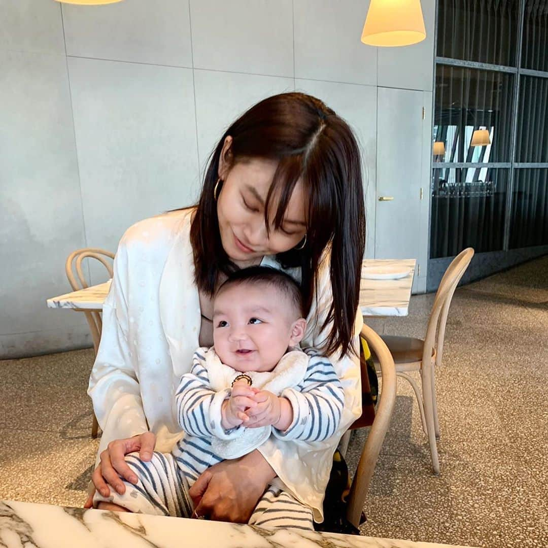 AYUMIさんのインスタグラム写真 - (AYUMIInstagram)「愛可の息子君をみんなで抱っこ抱っこ🤱 友達の子どもの成長も楽しみです✨ ミルクをあげて、キュン💚  銀座にギリシャ料理を食べに行ってきました。 日本にいながら、今は海外の味を楽しめるお店が色々とあるので、なかなか旅行に行けないこのご時世、近場で各国の味巡りも楽しいな♪  #nonno時代からの #東京に来てからずっと #心友 #癒し」10月30日 22時44分 - ayumiayunco