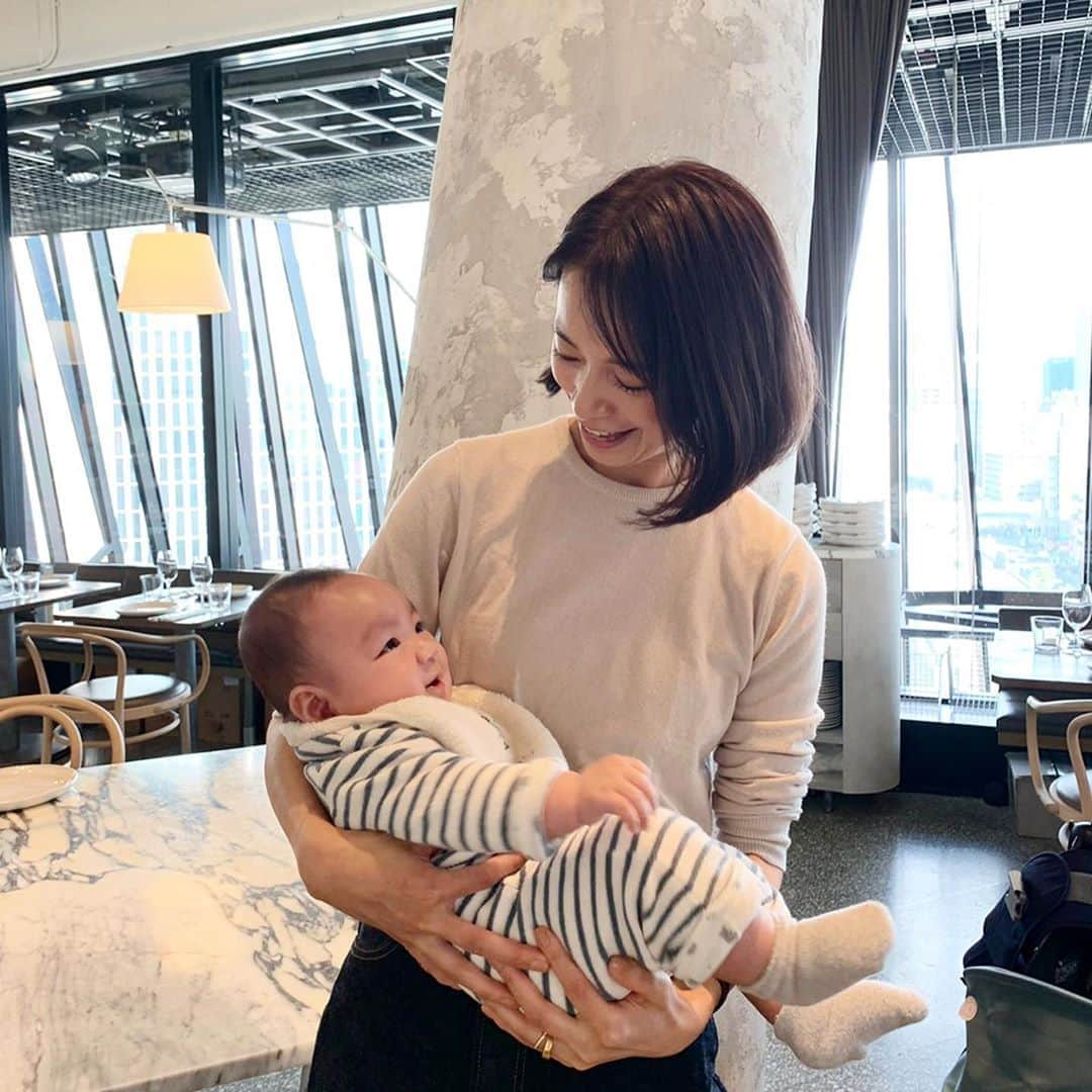 AYUMIさんのインスタグラム写真 - (AYUMIInstagram)「愛可の息子君をみんなで抱っこ抱っこ🤱 友達の子どもの成長も楽しみです✨ ミルクをあげて、キュン💚  銀座にギリシャ料理を食べに行ってきました。 日本にいながら、今は海外の味を楽しめるお店が色々とあるので、なかなか旅行に行けないこのご時世、近場で各国の味巡りも楽しいな♪  #nonno時代からの #東京に来てからずっと #心友 #癒し」10月30日 22時44分 - ayumiayunco