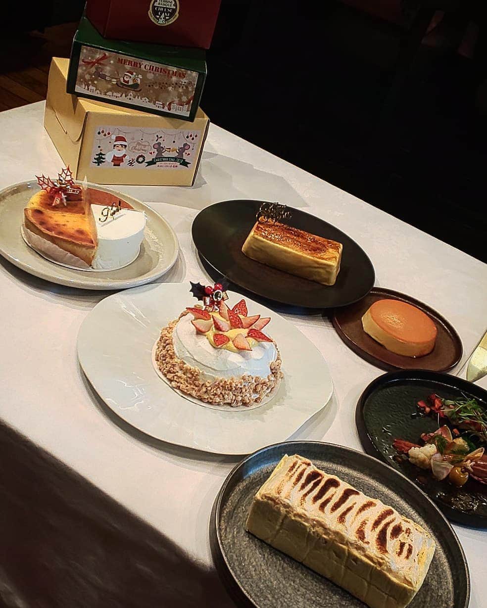 もーさんさんのインスタグラム写真 - (もーさんInstagram)「(*˙︶˙*)☆*° ♡♡♡ 東京で大人気のチーズケーキマニア @amaikeiki  あまいけさん監修 @itoyokado_official イトーヨーカドーさんの クリスマスチーズケーキの試食会にお招き頂きました😃 ・ どれも美味しそうで可愛いXmasケーキ🎅🎁🎄🎂でした💕 ・ 🎄テリーヌバスクチーズケーキ ￥2770 テリーヌバスクチーズ東京のスペシャリテ！ グリテンフリーチーズ含有量50%〜60%なので食べ応え十分😍 ・ 🎄四大チーズケーキ ￥ 5000 厳選したチーズケーキが4種類入った欲張りさんも嬉しいクリスマスケーキ♡ どれも美味しかった😍 ・ 🎄いちごのドームフロマージュ ￥ 3600 やっぱりXmasケーキはいちごのってないと🍓 フロマージュが優しい味で誰もが好きなお味でした😍 ・ チーズケーキ好きさんには、 めっちゃオススメです🙌💕 ・ イトーヨーカドーさんの店頭 ネット通販から購入出来ます！ ・ そして！ あまいけさんの ◎バスクチーズプリン🍮 ◎安納芋のイタリアンテリーヌチーズケーキ も試食させてもらいました♡♡ ・ こちらもとっても濃厚だけどさっぱり 食べやすくて♡美味しかった〜😋👍 ・ 大きいサイズのまま食べたかった💕💕 ・ とっても素敵な方でした🤗 ありがとうございました！ ・ ・ ～＊～＊～＊～ #チーズケーキマニア#あまいけ監修クリスマスチーズケーキ#イトーヨーカドー#クリスマスケーキ#チーズケーキ#東京スイーツ#東京カフェ#東京グルメ#名古屋カフェ#名古屋グルメ#名古屋スイーツ#名古屋カフェ巡り#チーズケーキマニアあまいけ#あまいけいき#おとりよせスイーツ#お取寄せ#インスタグルメアワード2020#愛知グルメ#genic_sweets #cafemiru#uwasalabo#ルネコッサンス」10月30日 22時47分 - mouusan