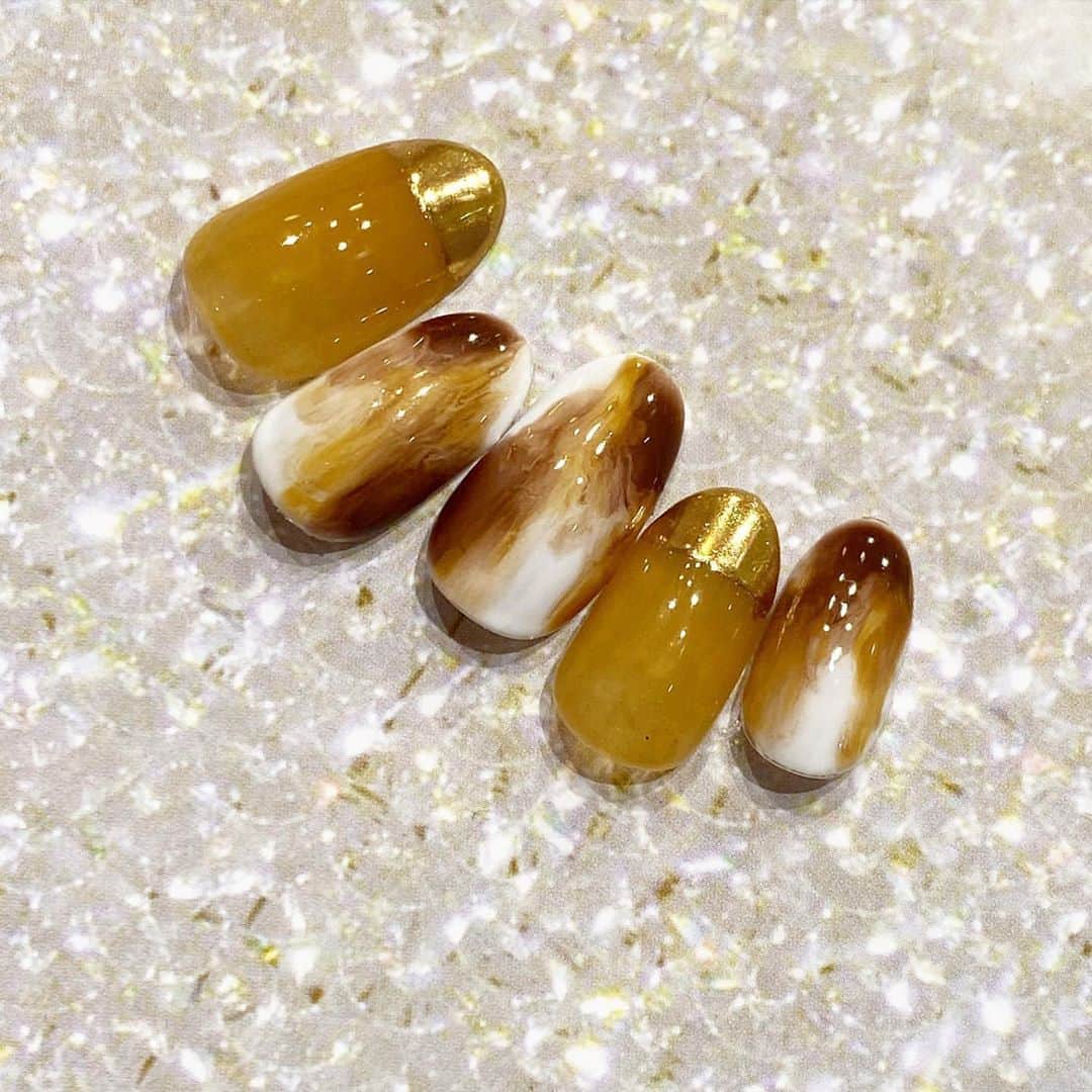 のインスタグラム：「⁣ キャラメルにラテ🍯🍼🧸💛🤎⁣ 📷 @nailquick_lazona_kawasaki⁣ #ネイルクイックラゾーナ川崎店⁣ ⁣ ⁣ 🟫ネット予約のメニュー選択⁣ 【ハンド】⁣ ジェルコース＋フレンチなどお好みのアート両手4本以上(10,000円〜⁣ ⁣ 🟥ネイルクイックラゾーナ川崎店⁣ ⁣ 🕙 10:00〜20:00(当面のあいだ)⁣ 📞 044-874-8227⁣ ⁣ JR「川崎駅」西口直結👍🏻⁣ 京急本線「京急川崎駅」から徒歩10分⁣ ⁣ ラゾーナ川崎 プラザウェスト2階コスメショップ「INCLOVER（インクローバー）」内☘🐞⁣ ⁣ #コロナ対策店⁣ #川崎ネイルサロン⁣ #ラゾーナ川崎⁣ #川崎ネイル⁣ ⁣ ┈┈┈┈┈┈┈┈┈┈┈┈┈┈┈┈┈┈┈┈⁣ 各店オリジナルのキャンペーンもございます✩࿐⁣ 各店SNSやホームページのキャンペーン情報もご確認ください。⁣ 🔗https://www.nailquick.co.jp/campaign/⁣ ⁣ ⁣ 📲ストーリーやハイライトも是非みてください🤲🏻⁣ ⁣ ﻿⁣ ⊰ 感染防止対策 ⊱⁣ ﻿﻿﻿ネイリストとお客様の間にパネルを設置しています。⁣ スタッフは、マスク、ゴーグル（またはメガネ、フェイスシールドのいずれか）手袋を着用、手袋はお客様毎に交換いたします。 ⁣ ⁣ ご来店時、お客様には検温と「感染対策チェックシート」のご確認、マスクの着用、手指消毒、施術中にスマートフォン等をお使いになる場合は、スマートフォンの消毒もお願いしております。⁣ ⁣ 安全・安心への取り組みとお客様へのお願い⁣ 🔗 https://www.nailquick.co.jp/campaign/kansentaisaku/⁣ ⁣ ご不便をお掛けしますが、ご理解・ご協力を賜りますよう、お願い申し上げます。⁣ ┈┈┈┈┈┈┈┈┈┈┈┈┈┈┈┈┈┈┈┈⁣ ⁣ ⁣ #ネイルアート #ジェルネイル #ネイル好きな人と繋がりたい #秋ネイル #ラテネイル #ミラーネイル #もやもやネイル #ニュアンスネイル #トレンドネイル #秋冬ネイル #大人かわいいネイル  #ミラーアクセサリー #カフェラテネイル #gelart #nailquick #gelnails #caffelatte #lattenails #nailart #mirrornails #naildesigns #fallnails  #autumnnails #네일아트 #젤네일」