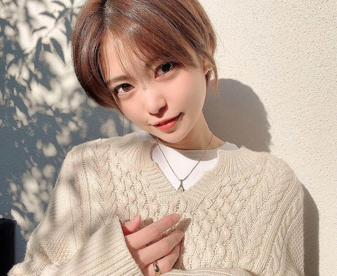 前田亜美のインスタグラム：「. . 最近白ニットばっかり着てるの🦕⋆͛. . . いい気候だしそろそろ旅行行きたいのよね。行くならどこがおすすめ？？. . . 金沢も沖縄も北海道も行きたいし、、大阪も京都も行きたいし本当は海外も行きたいし結局決まらない😂😂😂😂‬ お出かけしたいなぁ。. . . あ、昨日 @kshnnnn にまつげパーマしてもらったよー🦕⋆͛. . お客様に、あーみんのまつ毛にしてください。ってくる人いるよ！って聞いたんだけど….  嬉しいね‪ 𓈒𓏸みんなもけいちゃんにお願いしよ☺️笑. . フォトブックも渡せた🌱. #まつ毛パーマ #まつげパーマ  #マツエク もできるよ」