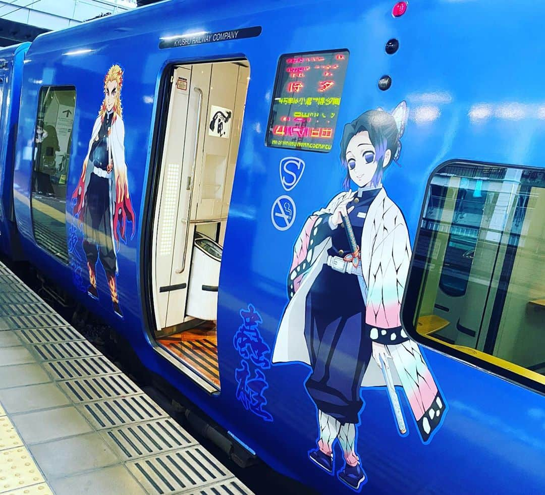 中華首藤さんのインスタグラム写真 - (中華首藤Instagram)「帰りの列車にて(^^) 人気凄し(*´∇｀*) #jr九州  #鬼滅の刃  #ラッピングトレイン  #特急ソニック  #列車  #883系ソニック  #撮り鉄さんと繋がりたい  #写メ してる人多かったから #下車 して #記念に撮影しました #岩柱  #悲鳴嶼行冥  #蛇柱  #伊黒小芭内  #蟲柱  #胡蝶しのぶ #煉獄杏寿郎 #風柱  #不死川実弥  #今から覚えてく  #登場人物  #娘に教えてもらった  #人気にあやかる   #大分 #熊本 #ローカルタレント  #中九州タレント  #中華首藤  #フォロワーさんに感謝」10月30日 22時53分 - chuuka_shutou