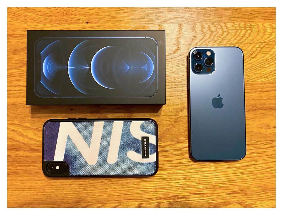 Yasuji Narutoのインスタグラム：「新しいiPhoneに変えた！  背面は前の方が好み  でも横の四角い感じはけっこう好きっす  青が大好きマン」