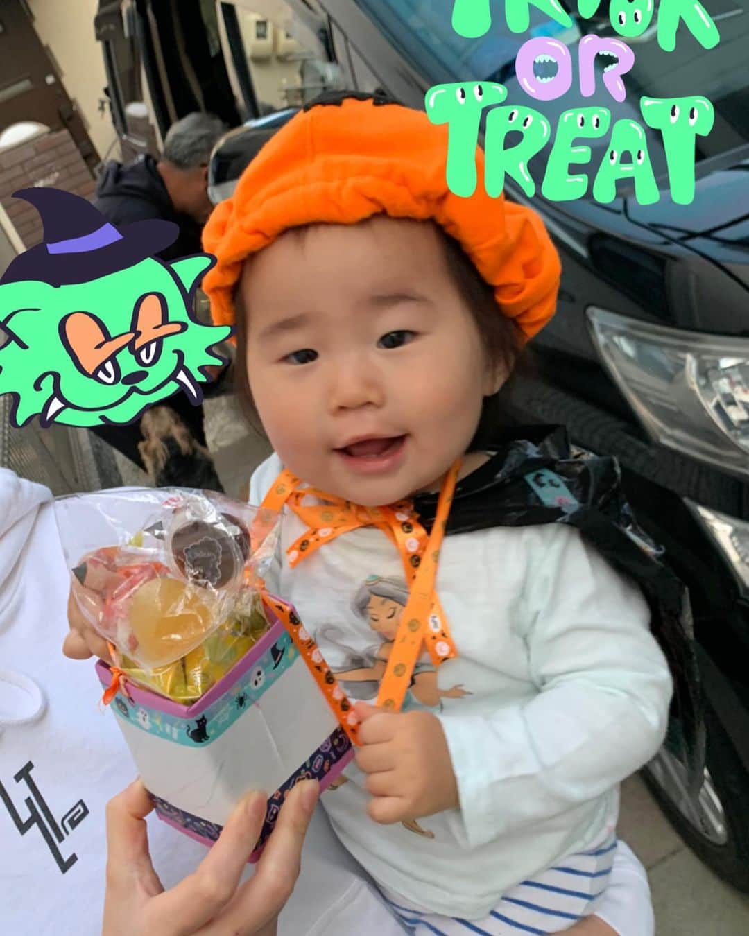 のインスタグラム：「今日は保育園でハロウィンパーティーだったそうで、家にはお菓子が大量です🎃👻  #dtのオフ」