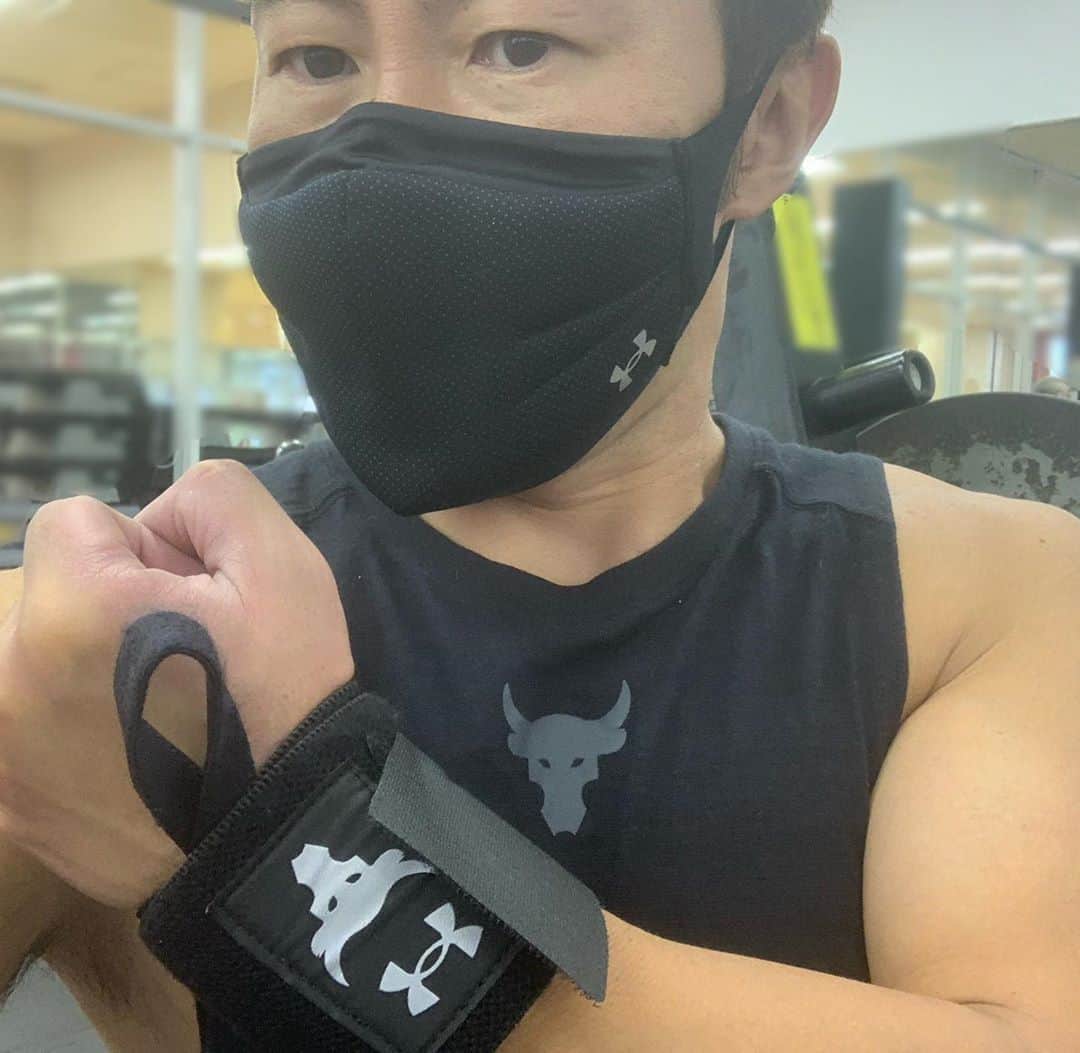 のインスタグラム：「前回、マスクを上下間違えたので、今回は正しくアンダーアーマー。  #アンダーアーマー #筋トレ #トレーニング #なべやかん」