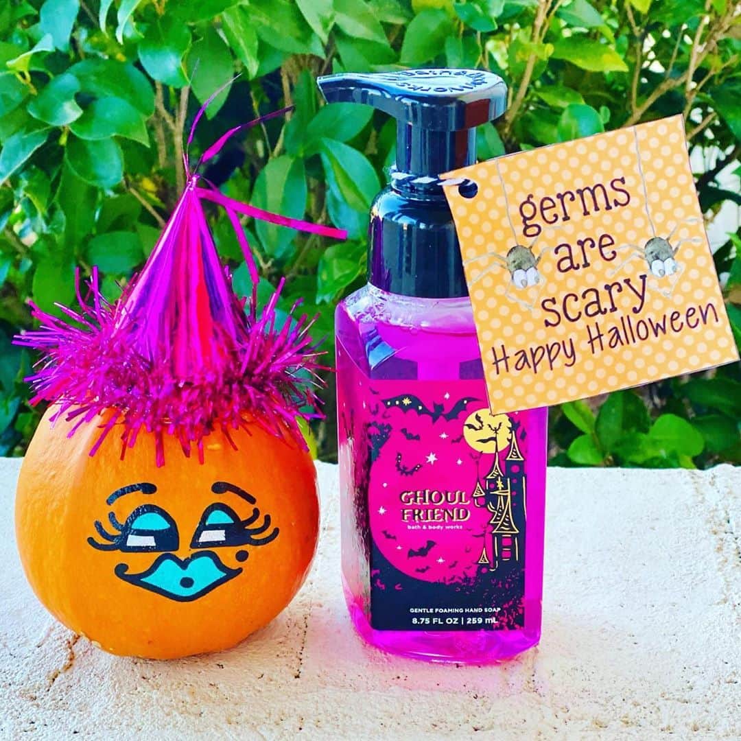 Bath & Body Worksさんのインスタグラム写真 - (Bath & Body WorksInstagram)「Germs aren’t so scary after 20-seconds of hand washing! Leave a 🧡 if you’re spreading love, not germs for trick-or-treaters this year!」10月30日 23時01分 - bathandbodyworks