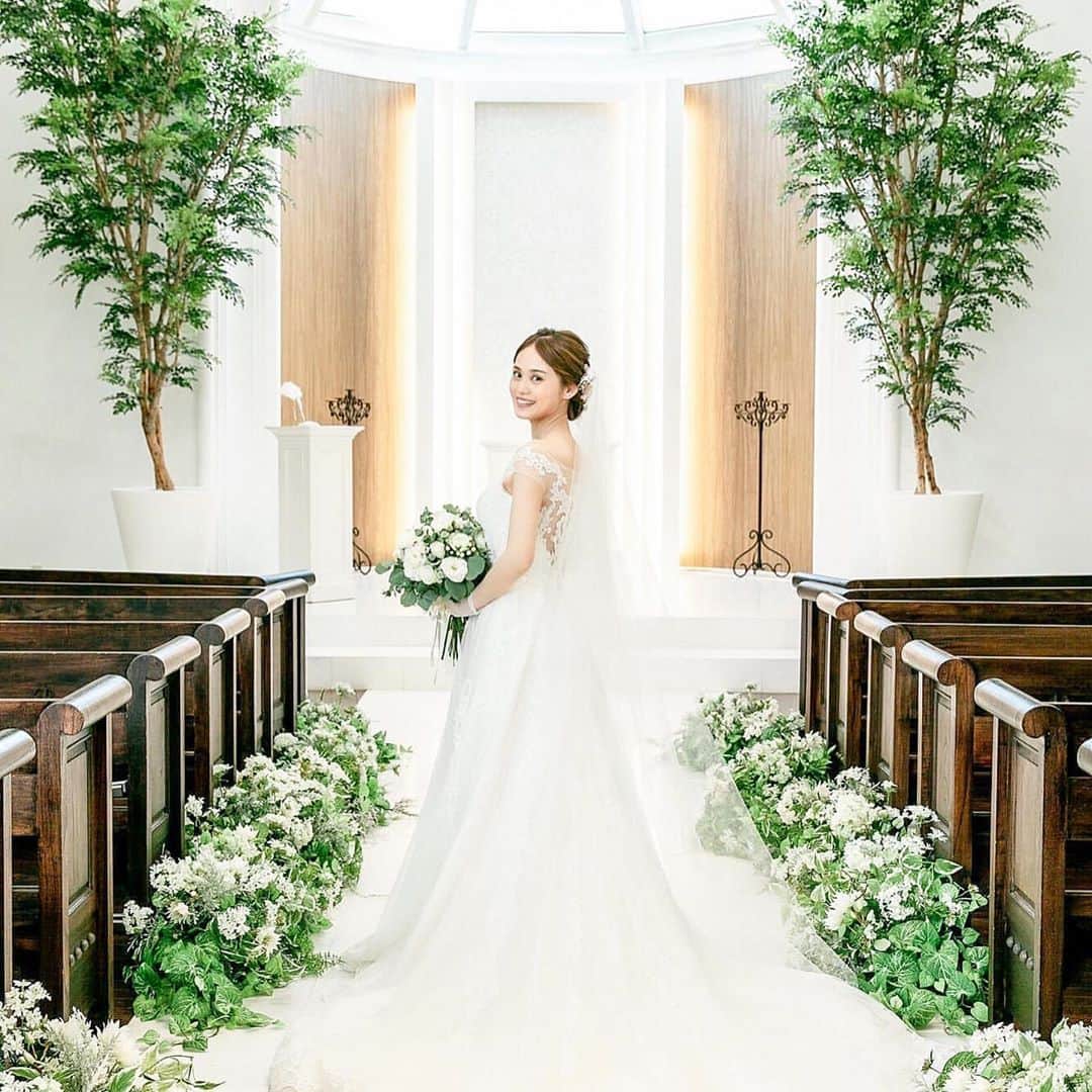 のインスタグラム：「~ホワイト×グリーンの大人ナチュラルコーディネート🌿~  BB卒花嫁さま @____syr.y さま✴︎  テーマカラーを「ホワイト×グリーン」にして、 おふたりとゲストがアットホームに過ごせる ナチュラルなコーディネートを叶えました☺️  チャペル、ブーケ、会場装花 全てに統一感があり洗練された印象です❤︎  ウエディングケーキにも生花を合わせて ナチュラル感をプラスしたのもこだわりのポイントです！  素敵な投稿誠にありがとうございました💕  place🌿アートグレイスネクスト芦屋 @art_grace_next_ashiya   ＝＝＝＝＝＝＝＝＝＝＝＝＝＝＝＝＝＝＝＝＝＝  \ウェディングフォト募集中❤️/ @bestbridal.jp をフォローして、 お写真の投稿をお待ちしております！ . 当アカウントでリグラムOKなベストブライダルの卒花嫁orプレ花嫁の皆様は、#ベストブライダル花嫁 もしくは #BB花嫁 のハッシュタグをつけて投稿をお願いします💕  ※BB花嫁に投稿があったお写真をリグラムする際は、 個別にご連絡は行っておりません。予めご了承ください  \ブライダルフェアの予約について💐/ アカウントプロフィールのURL先、 各会場のHPもしくはDMよりご予約を承っております。 どんな式場が自分に合うかわからない、結婚式をするか迷っている...など些細なご質問でもお気軽にDMにてご相談くださいね。  \💗たくさんの、LOVEを届けよう/ 私たちのブランドスローガンは #たくさんのLOVEを届けよう 💕  お客様との出会いは一生における 祝福の瞬間を祝う始まりです。  私たちはお客様とおふたりの人生を、 祝福し続ける存在でありたいと考えています🕊  ベストブライダルは、世の中で1番、 たくさんのLOVEが届く瞬間をお祝いする企業を目指します♡」
