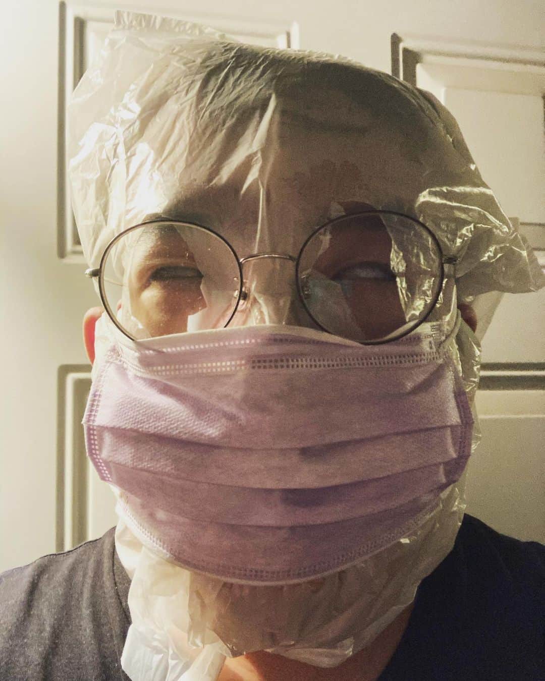 斉藤伸也のインスタグラム：「ハッピーハロウィン  #halloween #halloweencostume #trickortreat #loveordeath #vinylbag」