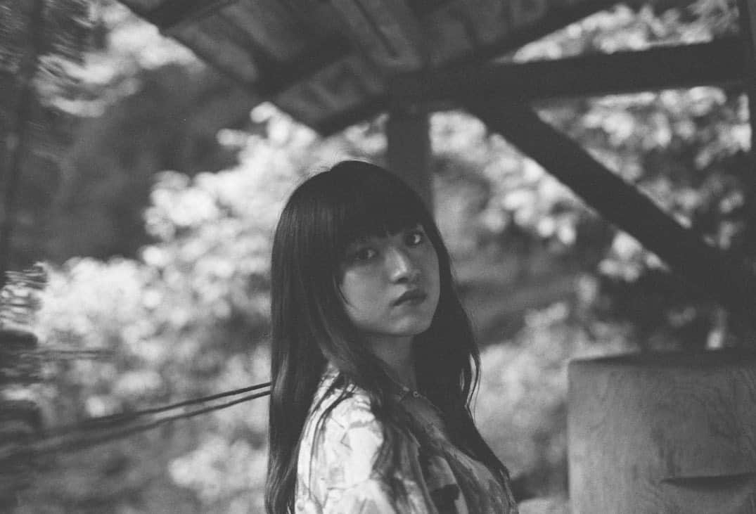 谷口萌衣子のインスタグラム：「超多面体みたいな自分 同じ自分だけど同じじゃない、100人誰かがいたら100人の自分がいる。  人にわがままも言えないし、八方美人で自分を持ってないみたいだって悩んでたけど、今は悪くないなって気がする  だって、理解されたいけど、理解されたくないっていう爆弾はきっとみんな持ってるから、ちゃんと声を聞いて爆発しないように　ぐらいは寄り添える人になりたいもんね  #film」