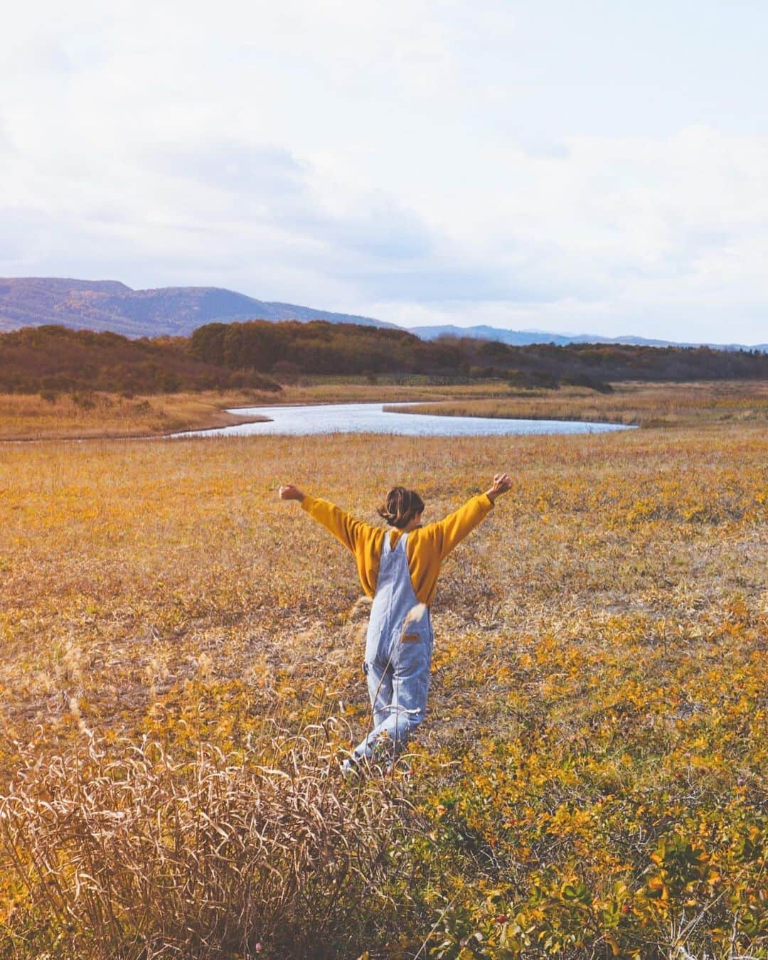 近藤あやさんのインスタグラム写真 - (近藤あやInstagram)「『まだ知らない紋別』  羽田から北海道、紋別まで 1時間45分。  一日一便のANA便を 独り占めできる場所発見👀✈️  コムケ湖の広い草原。 (とゆっていいのかな？)  コムケって、アイヌ語で " くねくね " っていう意味なんだって🗣  その名の通り、コムケ湖の周りは くねくね道が続いてます。  ここで、カヌーとかSUPとか したいなぁ🛶  #まだ知らない紋別 #秋 #Autumn #北海道 #hokkaido #北海道旅行 #道東 #紋別 #旅行 #trip #travel #湖 #ana #plane #飛行機 #コムケ湖」10月30日 23時06分 - doraemontoaya