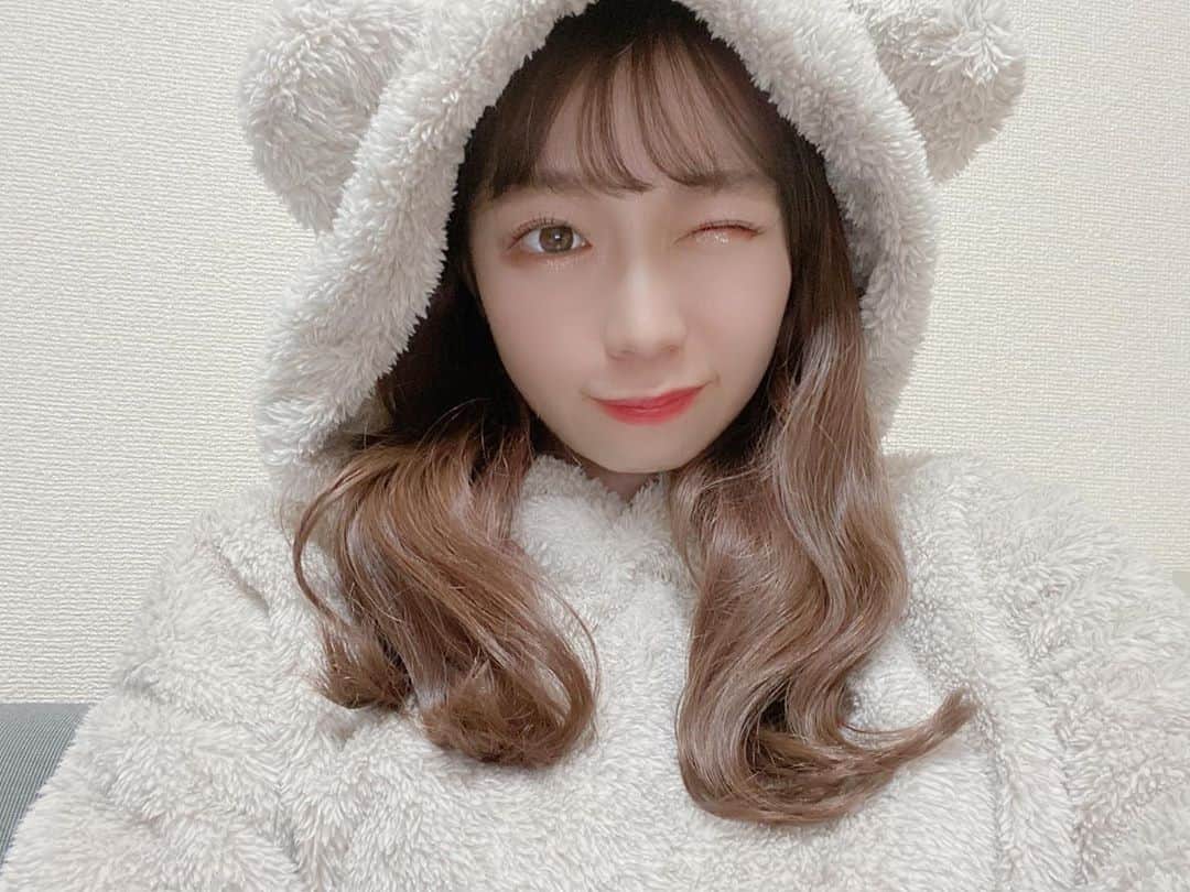 柏元萌華のインスタグラム：「くまパジャマ🐻🤍  ハロウィンにこぎつけて着ちゃった😉ういんくがんばったww  #GU#GUパジャマ #くまパジャマ#くま#おうち時間 #ジーユー」