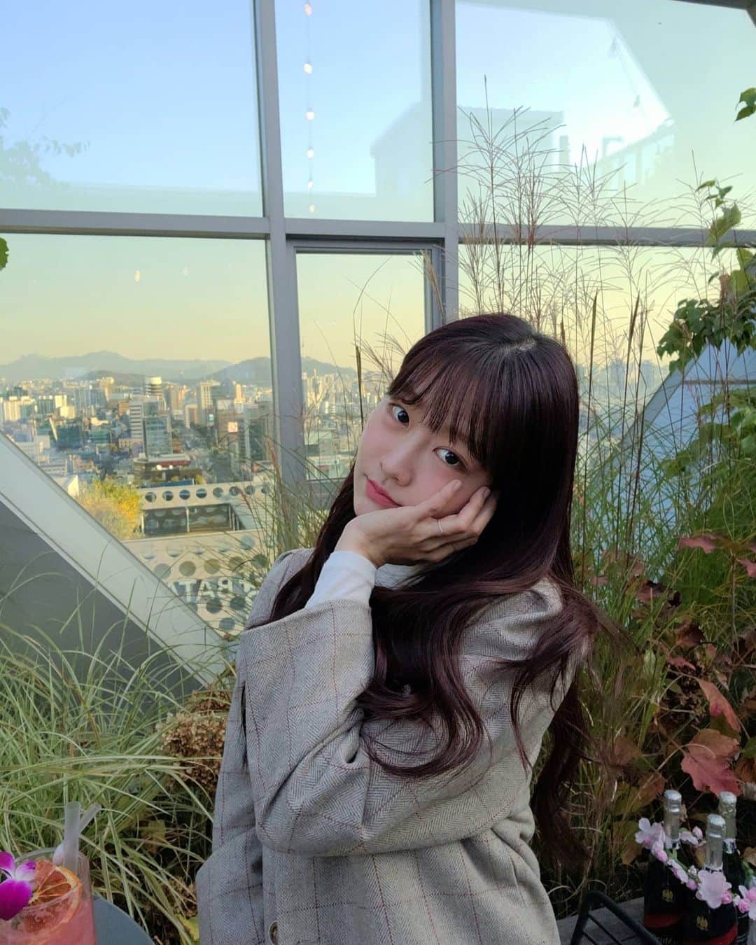 ユジョンのインスタグラム：「오늘 낮엔 날씨가 참 예뻤더랬지 🍁」
