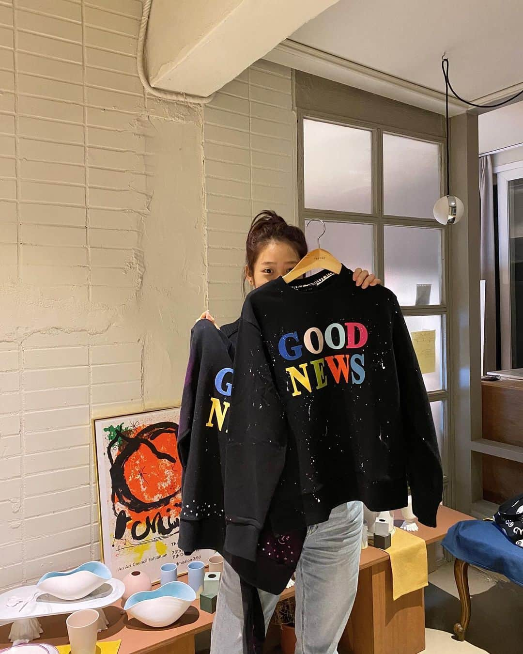 ペ・ヌリさんのインスタグラム写真 - (ペ・ヌリInstagram)「I have some "Good News" for you 🧵🎁🍪  차란- 이번에 처음으로 맨투맨과 콜라보 작업을 하게되었습니다. 답답한 요즘, 많은 분들과 소통할 방법을 찾던 중 반짝이는 별처럼 우리에게도 행복이 와르르➰⭐️떨어졌으면 하는 마음에 소중하게 작업했습니다. 혹쉬 나랑 별 입으러 가지 않을래?🤩  자세한 구매사항은 프로필 상단 혹은 @royroy_seoul 에서 확인하실 수 있어요:)   #nuriart_ #로이로이서울 #우아베이크  #맨투맨 #sweatshirts #project」10月30日 23時17分 - baenul